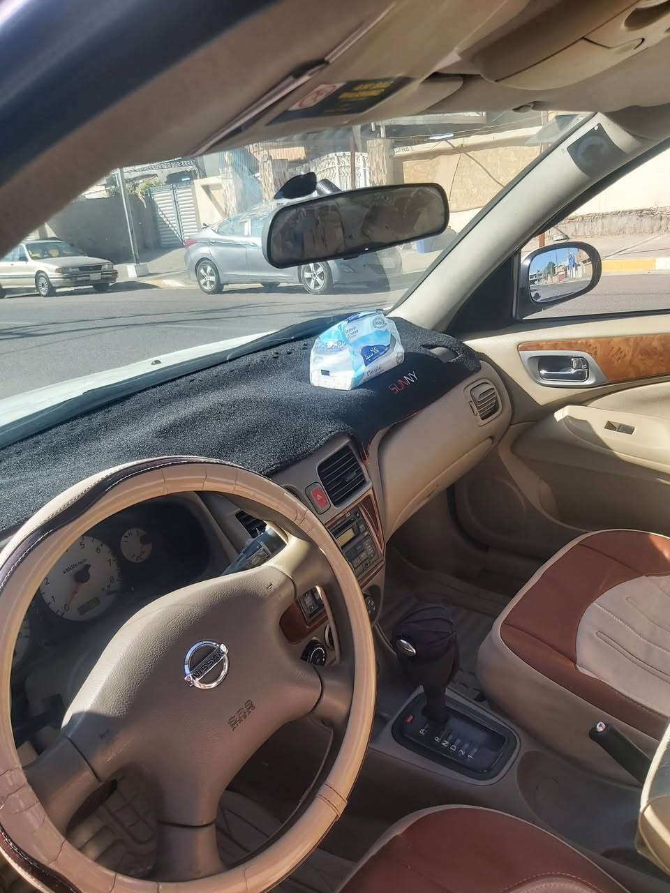 للبيع سني ٢٠١٠ ياباني باسمي رقم بغداد ماشيه ١٦٩ الف وكشمه. بدون صبغ بيها بالدعاميه الاماميه طخه بسيطه وموضحه بالصور..السعر ١٢ الف دولار.مكان السيارة فلوجه.السيارة حلوه وصارلها عدنا اكثر من ٥سنوات ولله الحمد لوز وجوز..الاتصال على ***********
