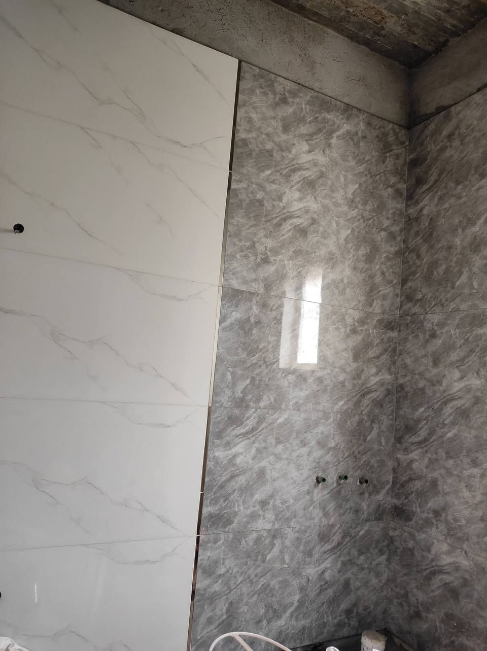للبيع بيت مساحه250متر طابو زراعي سند25متكون من غرفتين وهول وستقبال و3حمامات ومطبخ وحديقه داخليه 
علما ان البيت مكامل بس حمام واحد كامل والبقيه جدران 
الاستقبال احزام ولهول علما ان المنطقه اتأسست مجاري رقم الهاتف ***********
