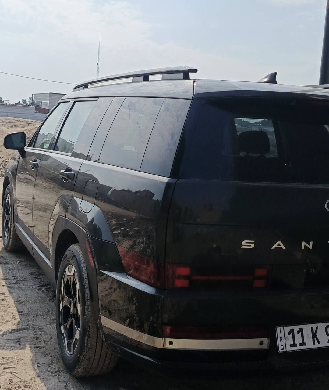 هيونداي سنتافيا SANTAFE 
سنة الصنع 2024   مواصفات
كامرتين  محيطيه
رادارات محيطيه امامي و خلفي و صفح 
عداد المسافه المقطوعه . 33 الف
اللون زيتوني 
داخل أوف وايت
حجم محرك 2.5 تيربو 
كير بوكس اوتوماك 6سرعات
دخول ذكي ( بصمة ) وتشغيل عن بعد 
فول تحكم ستيرن 
شاشة apple carplay and android auto 
كاميرا خلفية دوارة
حساس امامي6 وخلفي 6
 شاشة كبيرة متصلة ( GPS )
7 مقاعد
صندوق كهرباء
كراسي كهرباء 
تدفئه و تبريد مقاعد أماميه
دفئه المقاعد الخلفيه
تدفئه سيترن
شاحن لاسلكي عدد 2 
مانع انزلاق 
4 وضعيات قيادة 
مساعد نزول المنحدرات 
3 قطع تبريد 
زر تشغيل واطفاء الحساسات 
اوتو هولد AUTO HOLD 
شحن لاسلكي
هاند بريك كهرباء 

حادثها موضح بالصورة فقط بنيد صبغ
وجنطه مبدله
رقم بغداد بسمي مشروع وطني
مكان السيارة بغداد سبع البور
السعر 220
*********** بغداد, العراق
