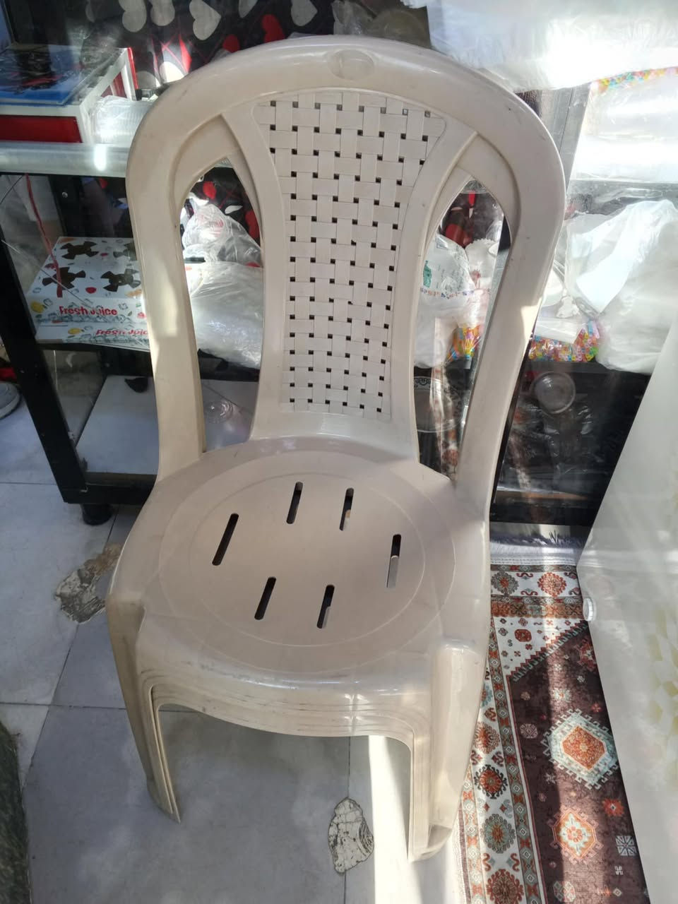 كرسي جديد عدد 3
طبلات عدد 2 
السعر 20 الف


**إذا كنت صاحب هذا الإعلان وتريد حذفه لأي سبب، رجاءا أرسل رسالة إلى الدعم الفني**