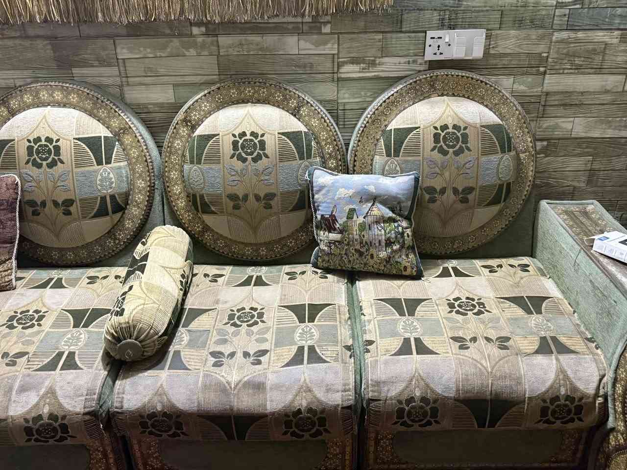 ديوان خليجي 10 مقاعد ويا طبله وسطيه السعر200 وبي مجال حك جيتك وموجود توصيل 
العنوان: بغداد التاجيات مجمع العز
الرقم: ***********
