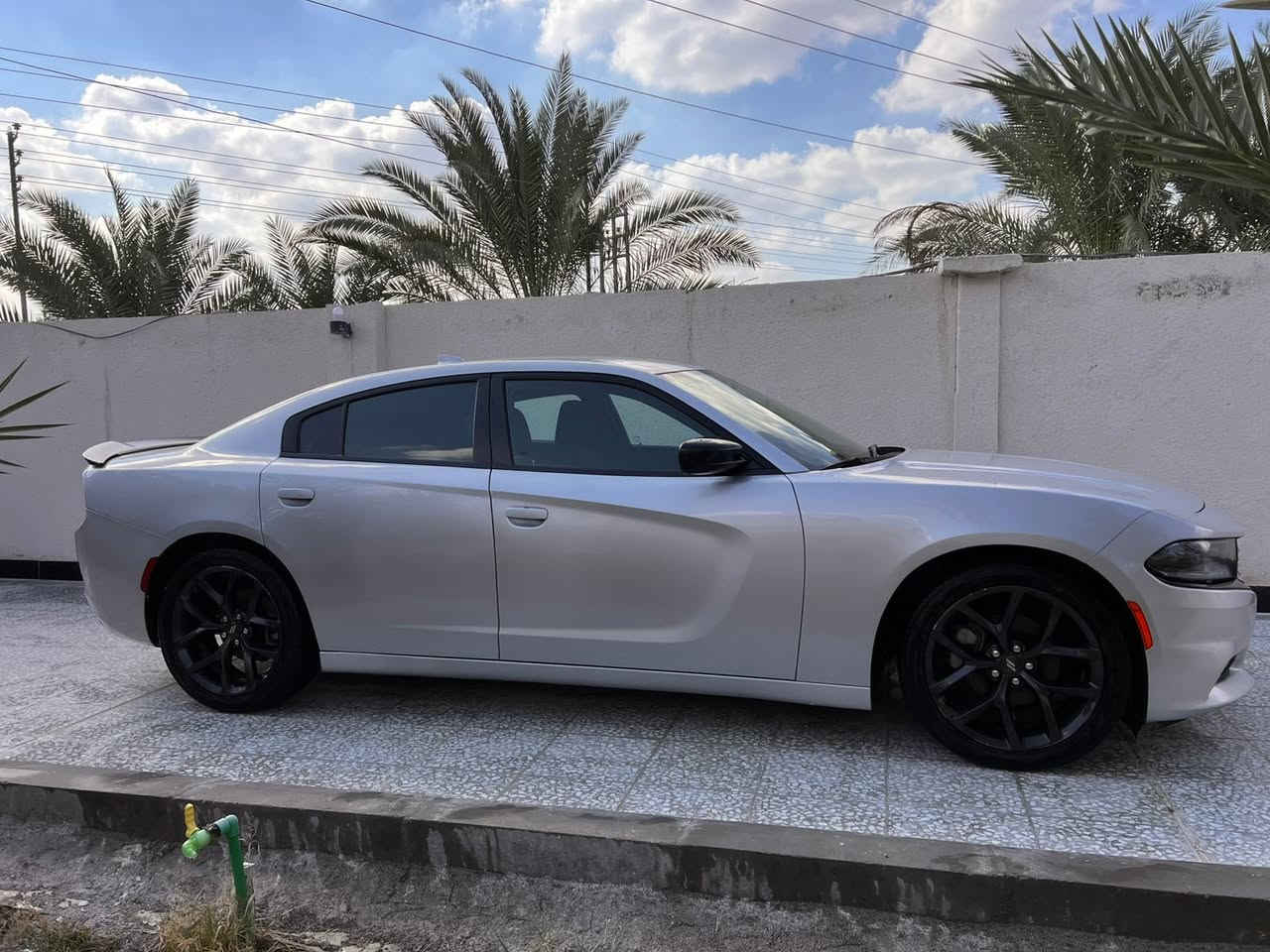 جارجر 2023
مواصفات 
شاشة كبير 
كشن حضن 
حساسات خلفية 
حادث شخط بالباب مال السايق و الخلفي 
***********
