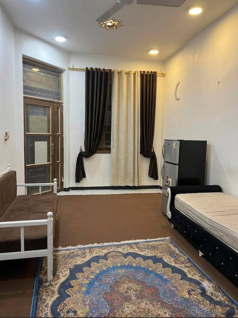 دار لبيع المساحه ١٢٠ م طابقين
طابق الأرضي كامل بي غرفه نوم وكندور وصاله ومجمع صحيات طابو زراعي
مكان نادر الثانيه شارع الخدمي زراعي
لتواصل ع الرقم ***********

