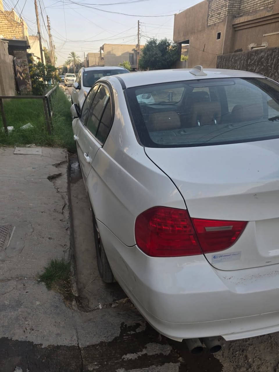 السلام عليكم ورحمة الله وبركاته
السعر خاص او عند الاتصال
عندي بي إم دبليو e90 328i موديل 2011 للبيع.
رقم بغداد الإنكليزي الجديد. 
· وارد أمريكي كلين تايتل (clean title) يعني نظيفة وما مصبوغة ولا متعرضة لحادث.
·فقط ضربة خفيفة جداً بباب السائق، شغلة بسيطة يعدلها أي مصلح وترجع وكالة بدون صبغ ولا تعقيد.

المواصفات:

· محرك 6 سلندر N52 المرغوب، مكينة ممتعة بالسياقة وبنفس الوقت اعتمادية وعملية.
· المكينة والكير شد مال حاوية. 
· الداخل جلد بلون مميز جداً، كراسي كهرباء، وفتحة سقف سلايدروف.
· شاشة عقل أصلية.
· تم تحديث المازدات بالكامل إلى شكل موديل LCI 2013، يعطي منظر مرتب وحديث.
· المرايا كهرباء شفط وفيها خاصية الميلان الذكي لما ترجع للخلف.
· كهربائيات السيارة 100% سليمة، كل شيء شغال بدون أي تجطيل.

الصيانة والتجهيزات (متعوب عليها بصراحة):

· بلكات BMW أصلية 6 كلهن جديدات مع مجاول جديدة.
· إطارات بريدجستون Bridgestone جديدة بالكامل.
· دسكات أمامية وخلفية جديدة.
· قاعدة فيول بم وفلاتر جديدة.
· تعبئة ماء زيتي أخضر. 

· السيارة باسمي وتحويل مباشر.
· السنوية جديدة نافذة لغاية 2031.
· فحص الهزة جديد، مخلصينه قبل شهر واحد فقط.
· الصدر الخلفي 90% والأمامي 75%.

ملاحظات للأمانة فقط:

· السيارة تحتاج بس لاستيك رباط للصدر الأمامي.
· التبريد عاطل يحتاج صيانة للمنظومة.
فلوس الصيانة تنزل من سعر السيارة
· غير هالشغلتين، شغل واطلع وما تشكي من شي، سيارة جاهزة للاستخدام اليومي.

المكان: بغداد – الدورة
للتواصل والاستفسار: *********** (اتصال أو واتساب) أو مراسلة عالخاص. بغداد, العراق

