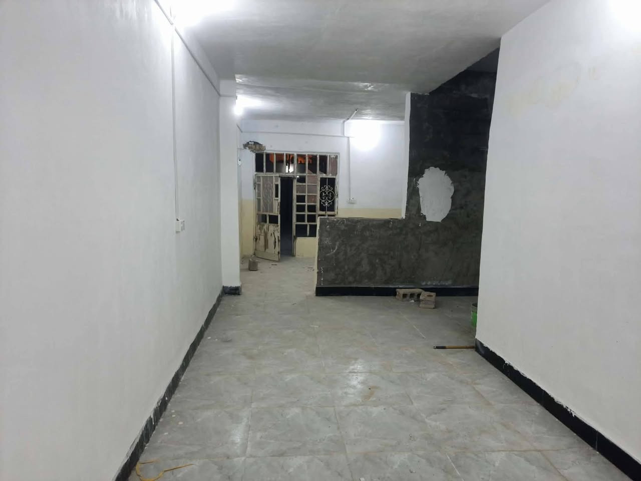 بيت بشارع المطار الجديد قرب أسواق فدك المساحه 130 متر يحتوي على غرفة وصالة ومطبخ وتخاريج وباقي بي مساحة خارجيه السعر  20 وبي مجال للإستفسار *********** مكلف بنشر
