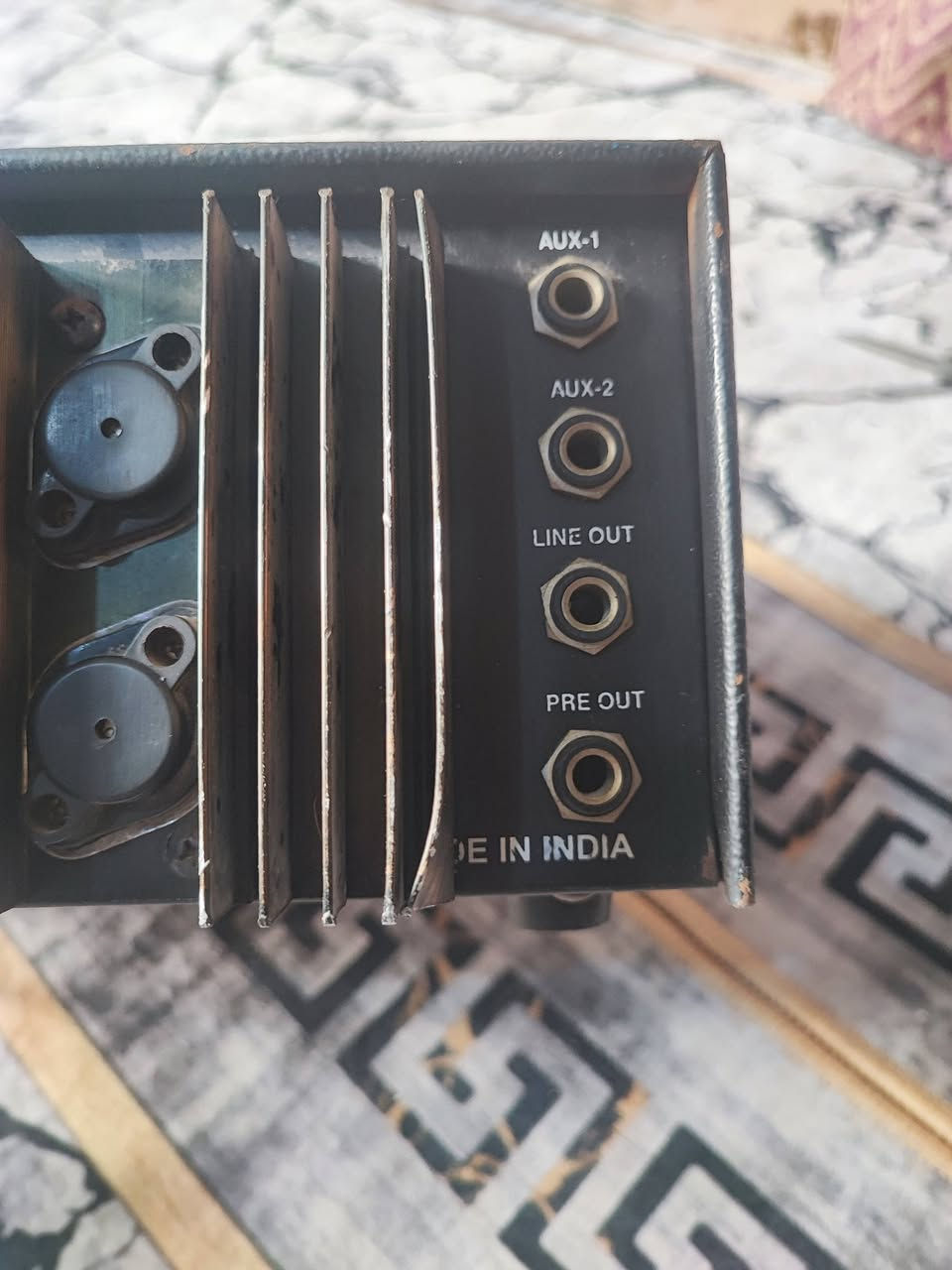 جهاز بوقيات باله مال مساجد يشتغل الصوت عالي لكن مو صافي ماعرف شنو الخلل إن شاء الله يطلع بسيط السعر 60 الف موجود توصيل لجميع المحافظات ***********
