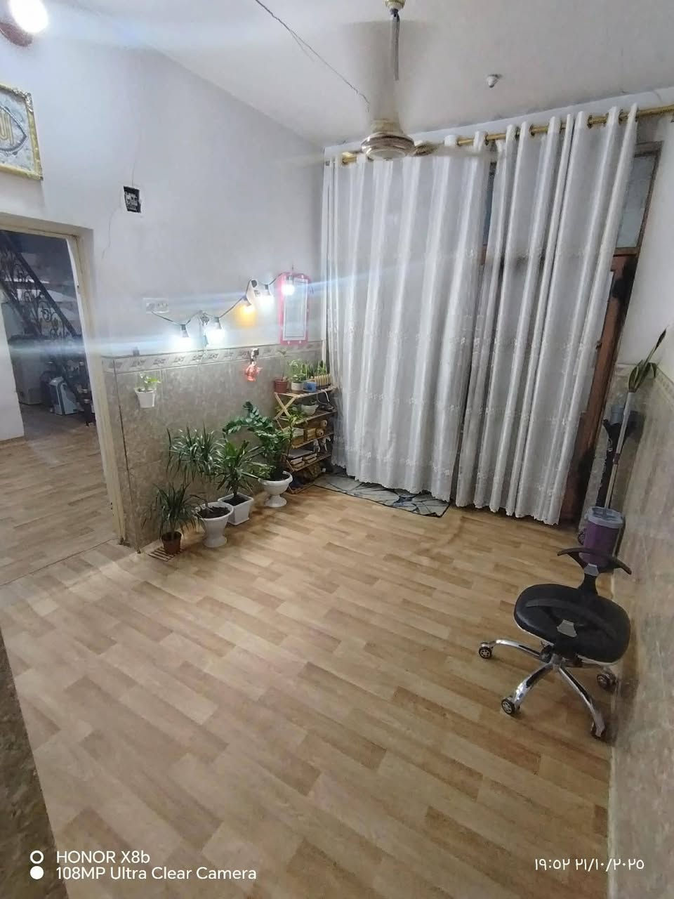 الدار للبيع نجف حي الجزيرة قرب مدرسة الشعب بيع مستعجل  المساحه 90متر  سقف اعكاده  واجهيه 9 النزال 10 يحتوي ألبيت غرفتين غرفه فوك وغرفه جوه والغرفتين  5في4 يحتوي على صالتين صاله طعام وصاله ضيوف ومطبخ مساحته 3في3 مثل ما موضح بل صورة ويحتوي على حمام خارجي و حمام داخلي +منورر
السعر 110وبي مجال للشراي 

الأستفسار ***********
