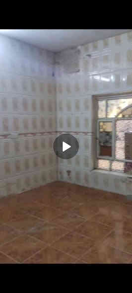 السلام عليكم  يتوفر بيت للايجار مساحة 150   في منطقة ابو منيصير الشهداء حي الكرامة  
يتكون من مدخلين غرفتين  كبار الحجم وهول  ومطبخ وكراج سياره وصحيات داخل خارج  وبيتونة  وسطح   
سعر الايجار 300 الف ثابت 

 الاستفسار  ‎0790 459 7485
