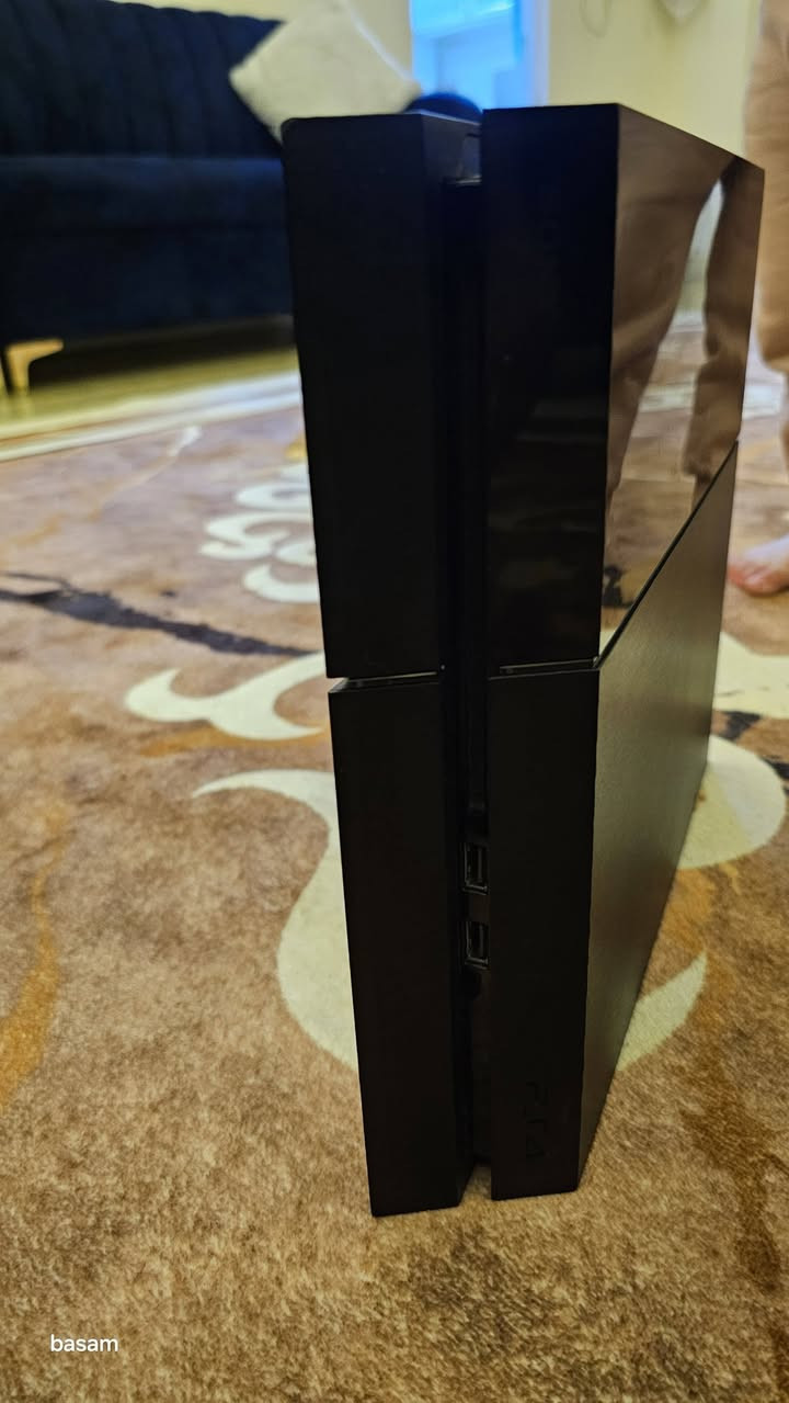 ***********
سوني 4  كامل ملحقات
مساحة   500
السعر 200 قفل
