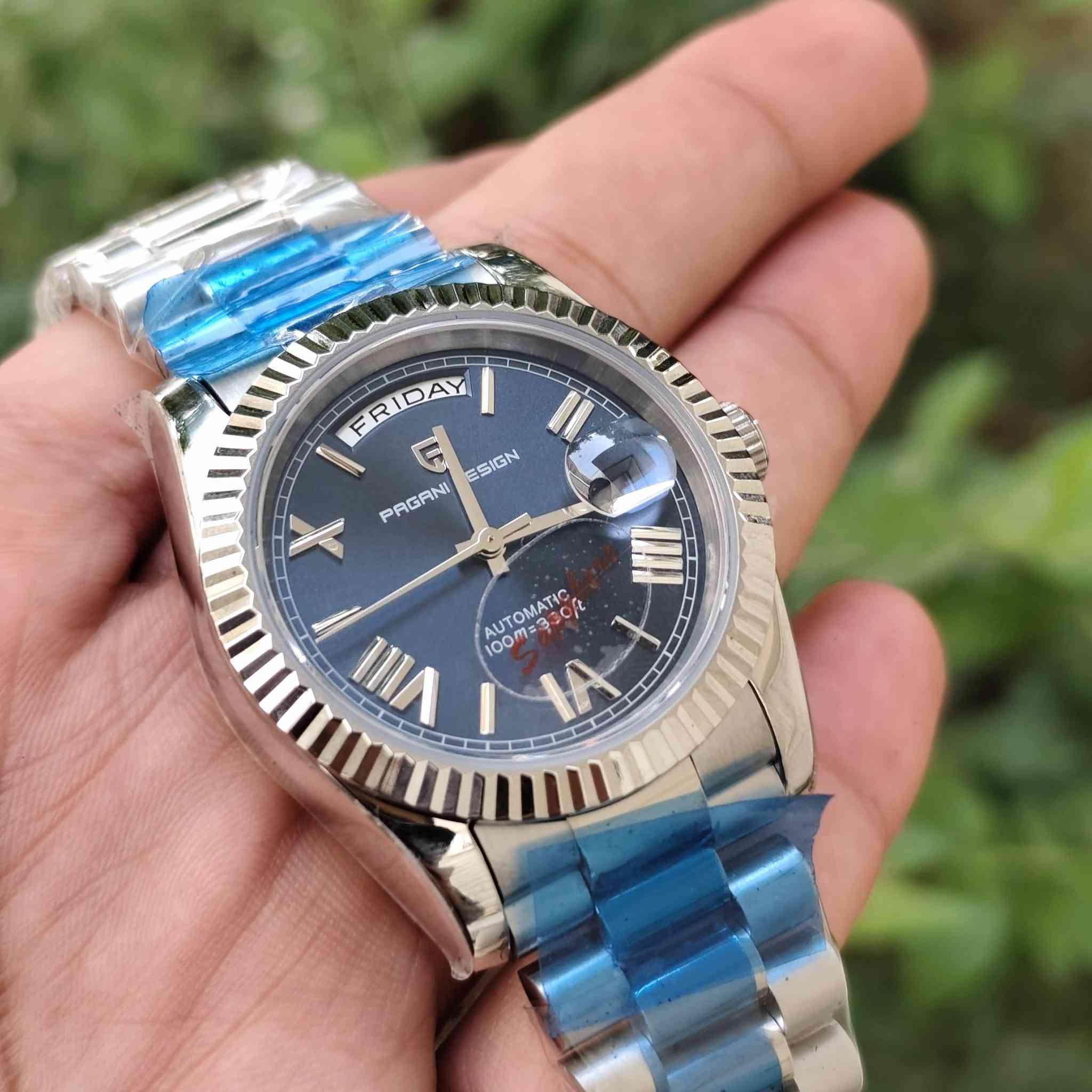 ساعة ماركة باكاني دزاين Pagani Design اصلية ⌚💙
موديل PD-1752.. 
(الصور خاصة بالمنتج نفسه)
الساعة جديدة لوك وبتغليف الشركة مع كامل ملحقاتها، 
قطعة قمة بالأناقة والفخامة والقوة.
ليش هاي الساعة مميزة؟
✅الماكنة: أوتوماتيك (Seagull ST16) اسطورية، تعرضلك اليوم كامل بالعربي/الإنجليزي وتاريخ، ماكينة عملية وراقية.
✅المينا: لون نيلي غامق ملكي، وية الأرقام الرومانية تنطي كشخة مو طبيعية بالإيد.
✅الجام (الزجاج): ياقوت (Sapphire Crystal) ضد الخدش، يعني انساها تشخط.
✅القطر: 36 ملم(بدون التاج)، القياس الكلاسيكي اللي يرهم على كل معصم تقريباً.
✅الخامة: ستيل (316L) أصلي ثقيل، والسوار بنظام الـ President المريح.
 متوفر توصيل لكل العراق 🇮🇶 
#باكاني_دزاين #باكاني #ساعة #ساعات #ساعات_رجالية


**إذا كنت صاحب هذا الإعلان وتريد حذفه لأي سبب، رجاءا أرسل رسالة إلى الدعم الفني**