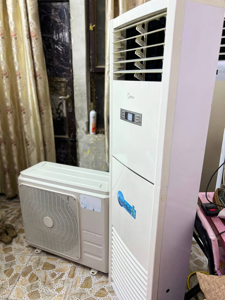 السلام عليكم اخوان سبلت للبيع نوع ميديا كنتوري  طنين وثلث الاصلي السبلت بعده جديد مستعمل قليل نظافه 95/100 كامل مكمل غاز مفول وعل فحص  تبريده ثلج ☃️❄️🧊 تدفئه نار 🔥🐦‍🔥❤️‍🔥 السبلت راديتراته بعدهن صفر السبلت مغسول وجاهز بس شد السبلت كلشي يشتغل بي حساسات موزعات السبلت مع كامل ملحقاته بواري جديد بل كارتون  وايرات ريمونت السبلت بلادي مكفول من فتحت البرغي
السبلت تاخذه من باب بيتي وبي ضمان 
الميديا الكنتوري معروف بتبريده وتدفعه
السعر : 525 وبي مجال كلش بسيط 
للاتصال : ***********
الموقع : بغداد شارع فلسطين
