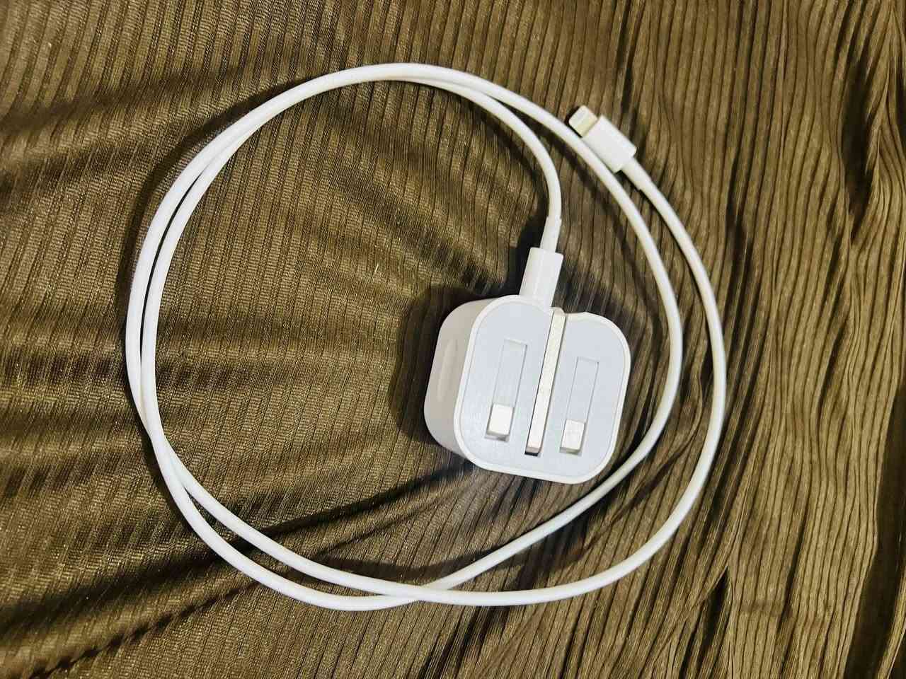 شاحنه ايفون 13 برو ماكس بعدهي كارتون ستخدام قليل سعر 20 مكاني كرمت بني سعيد 

‭0787 113 0025‬
