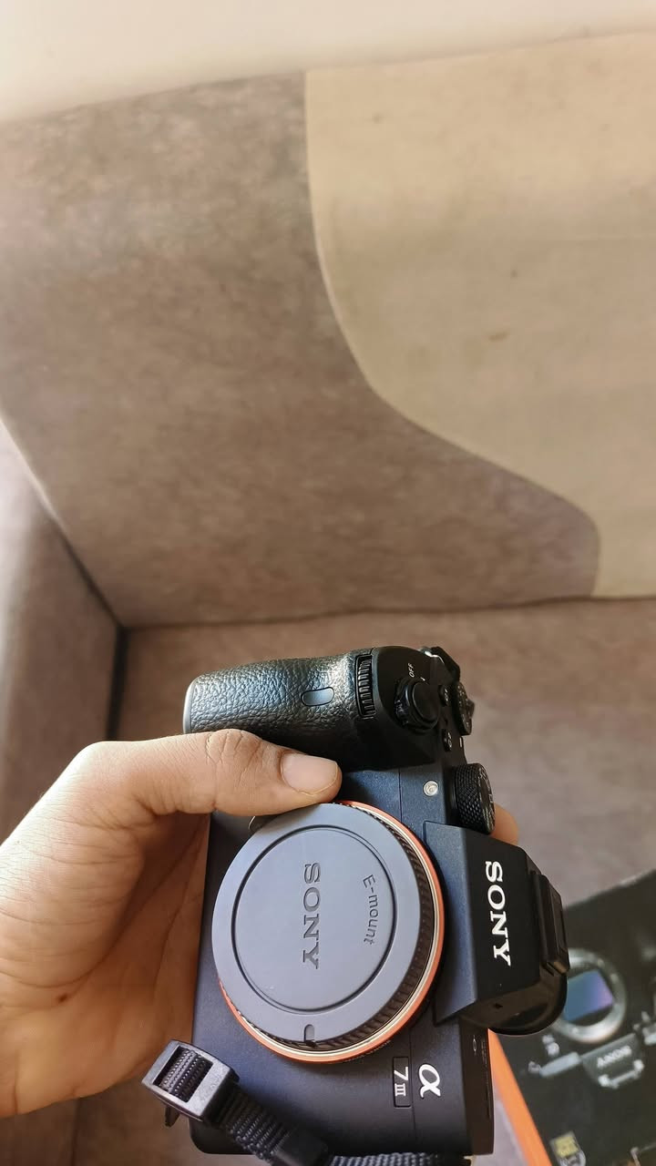 كاميرا سوني a7 mark lll
الكامرة نظيفة مستخدمة استخدام شخصي فقط 

 شتر   1.5k
الكارتون وملحقاته كامل 

السعر مليون و٥٠٠ قفل 
واتساب 
***********
