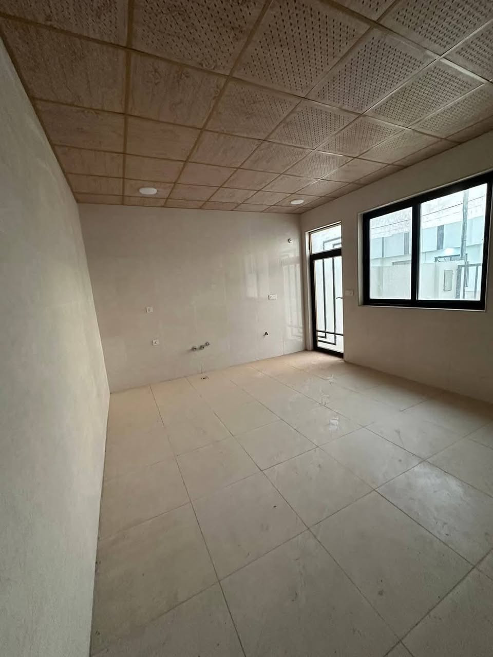 دار للبيع في مجمع النخيل مساحة 200م 
ثلاث غرف نوم
واصل 
 بلوك 12 تطلوعة مناسبة جداً للتواصل ***********
***********
