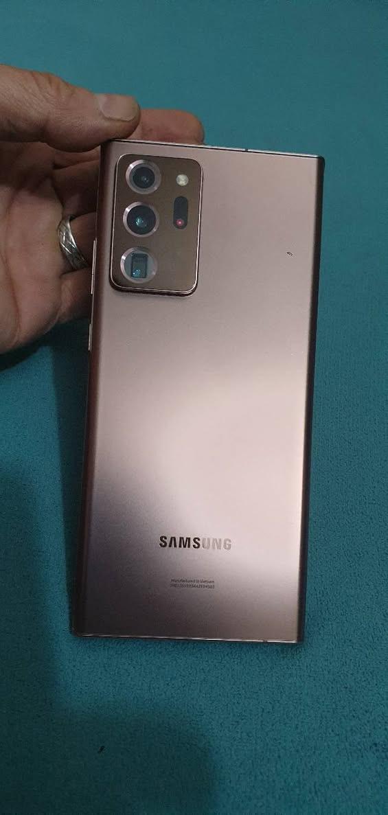 سامسونج نوت٢٠ الترا نضيف ذاكرة ١٢٨  بس بالشاشة نقاط صغيره مامأثره السعر ٣٠٠ وبي مجال  رقم الموبايل *********** نجف
