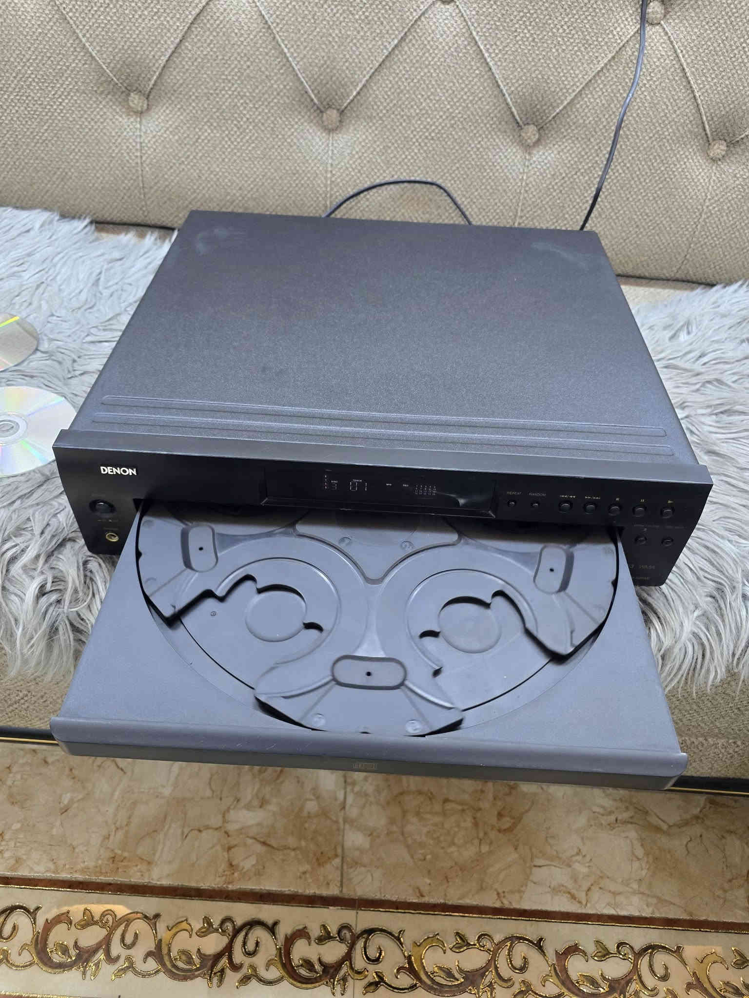 مشغل اقراص سيدي وMp3 مضغوط ياخذ 5 اقراص مع بعض  قطعه. تحفه جميله. استيراد. استراليا. وزن ثقيل قطعه مواصفات حلوه مكاني سماوه ***********
