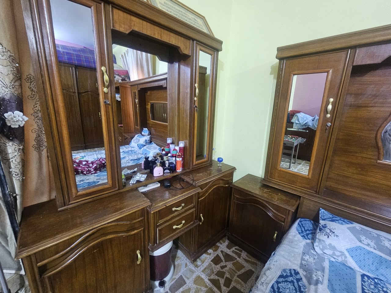 السلام عليكم 
للبيع غرفة اخشاب كاملة مع بوفية فراش وثلاجة نظيفة حيل 
للاستفسار الاتصال على الرقم ***********
