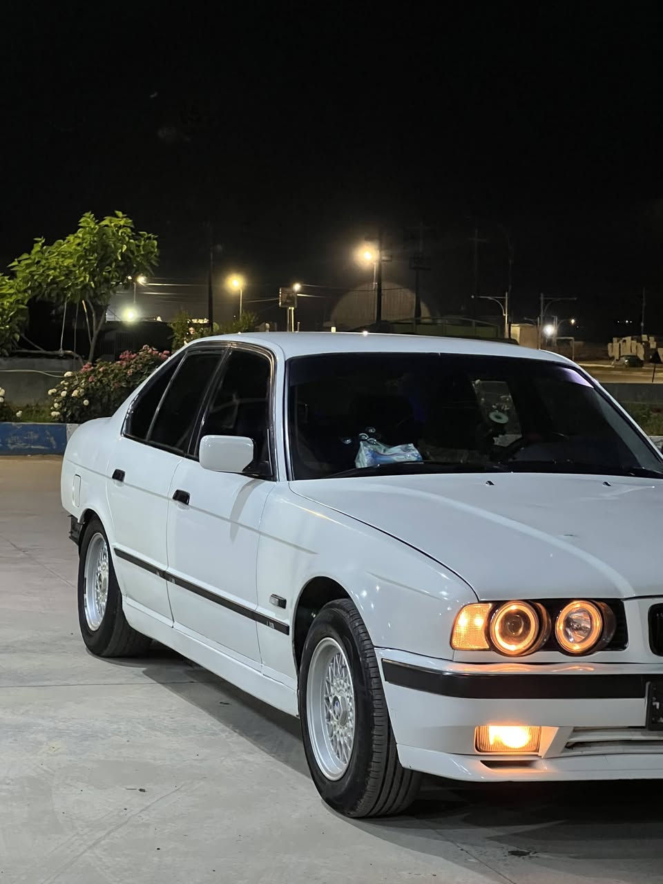 Bmw 525
مؤديل 1992
ئارم پلاستيك سلئماني ئارمو ئه وليات به شه رت 
پئش گه وره 
لايت ئه لقه 
چركه ي تيا نيه ده عامي لؤ ده عامي به شه رت 
ته بريد له سه ر سويچ 
بئ ده عمو لئدران 
موسو براوه به شه رت
يه ك نوقساني نيه 
تازه بني داگيراوه 
گئرو مه مينه به شه رت هه لميشي نيه 
سعر 43 معامه له كي برايانه 
فايبه ر واتص ئاپ ***********
گؤرينه وه ش ئه كه م به شتئك به دلم بئ به هه قي خؤي ته نها Bmw
