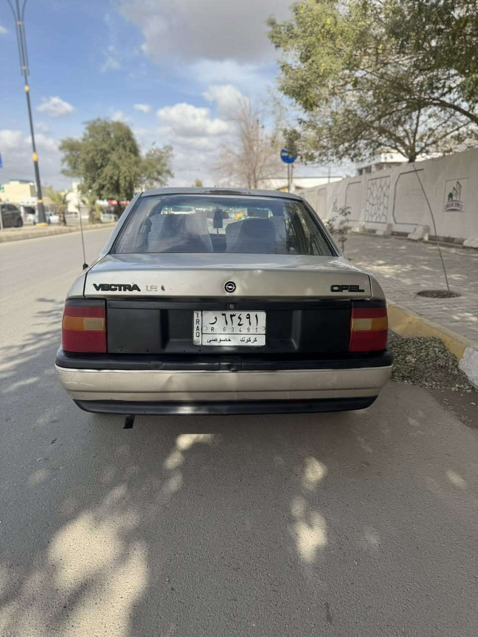 سياره اوبل فكترا موديل 91حجم 16قايش عريض سياره نظيفه مابي اي شي ابشرط كير ومحرك بدون ضربه مشروع وطني  بيه دفتر بزين كهربائيه كلها  
  شغال شرط تحويل سعر37 بي مجال بسيط للاستفسار رقم هاتف*********** عنوان كركوك
