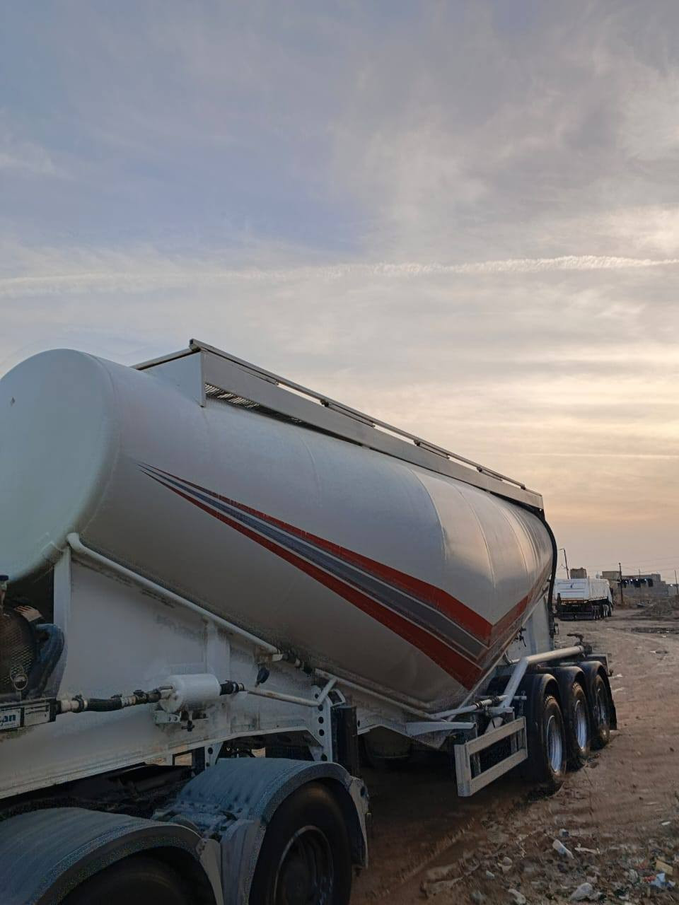 إسلام عليكم سايلو أبو حيدر للبيع موديل 2015 بعده زيرو دناكير 16 ثنين علاك تخم تاير ضاقطه أم طيره 4 بستم تفريق 40 دقيقه حموله 45 طن سعر 225 العنوان البصره قضاء الدير الاستفسار *********** ملاحظه أو مراوس بعربانه قلاب
