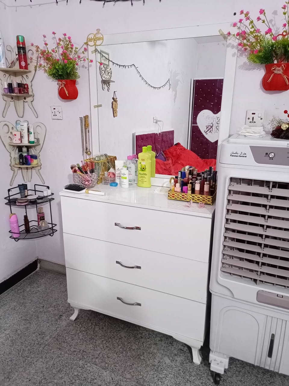 غرفة نوم للبيع السعر ٢٠٠ وبيها مجال عنوان بغداد للتواصل *********** واتساب
