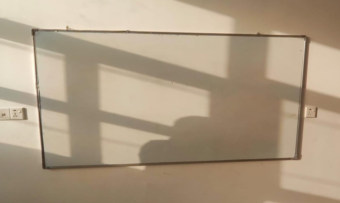 سلام عليكم 
عندي هاي الكراسي حديد ودوشمه جلد درجة اولى اخذتهم  صار ٣ اشهر 
العدد (١٠)كراسي 
وصبورة حجم كبير ايضاً نضيفه وجديده 
وكرسي مكتبي دوار جلد 
  للتواصل عالخاص او عالواتساب ***********
