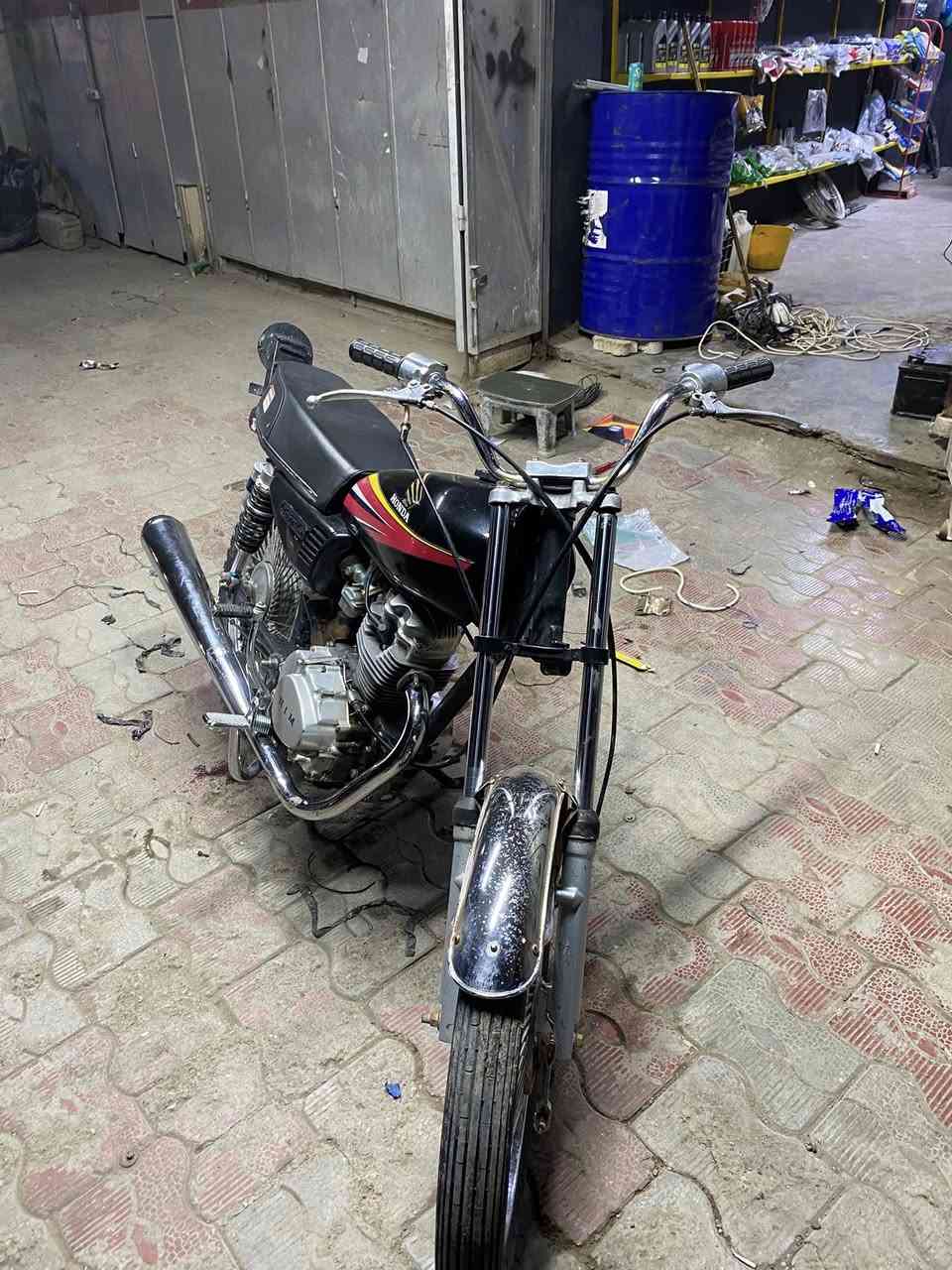 ماطور  HONDA للبيع وياله ثنين جديد ماشه ركبه جديد تايرات جدد 
بريكات كله جديد مكينه لا سوط ولا تبخير اي عيب مابي سعر ٣٤٠ بي مجال بسيط مكاني خانقين رقم ***********
