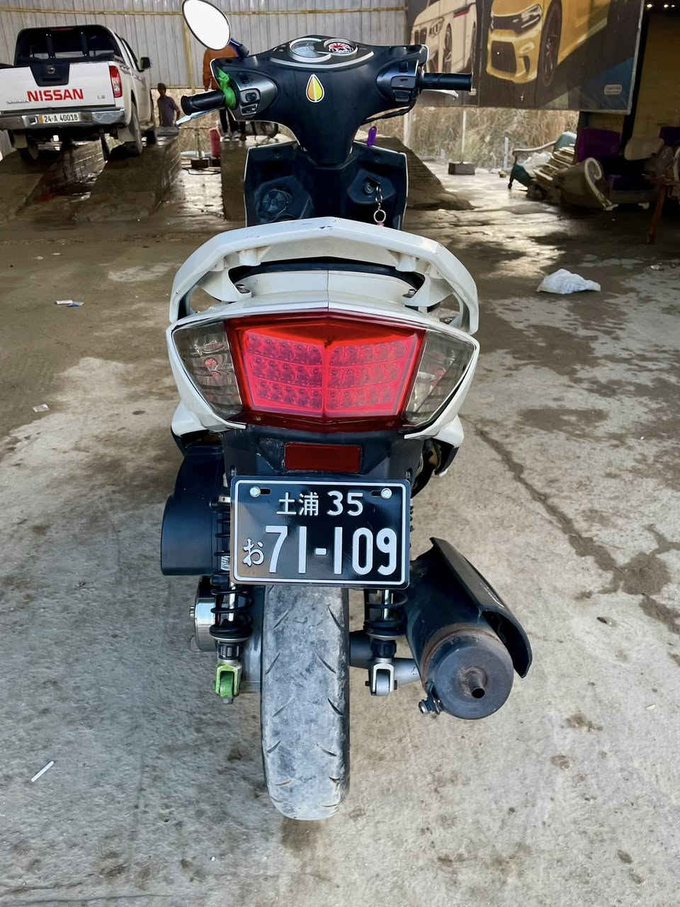 السلام عليكم للبيع سكنس فحل نوزل 
مكينه 58 بلادي مو شغل العراق لا تنقيص ولا تبخير
كلجات رياضي امامي وخلفي ماركه WF
دبلات خلفي رياضي وشوته هم دراجه حلوه وصافيه سعر 850 مكاني بابل قرب جسر الورديه الخاص مفتوح وهاذه رقمي ***********
