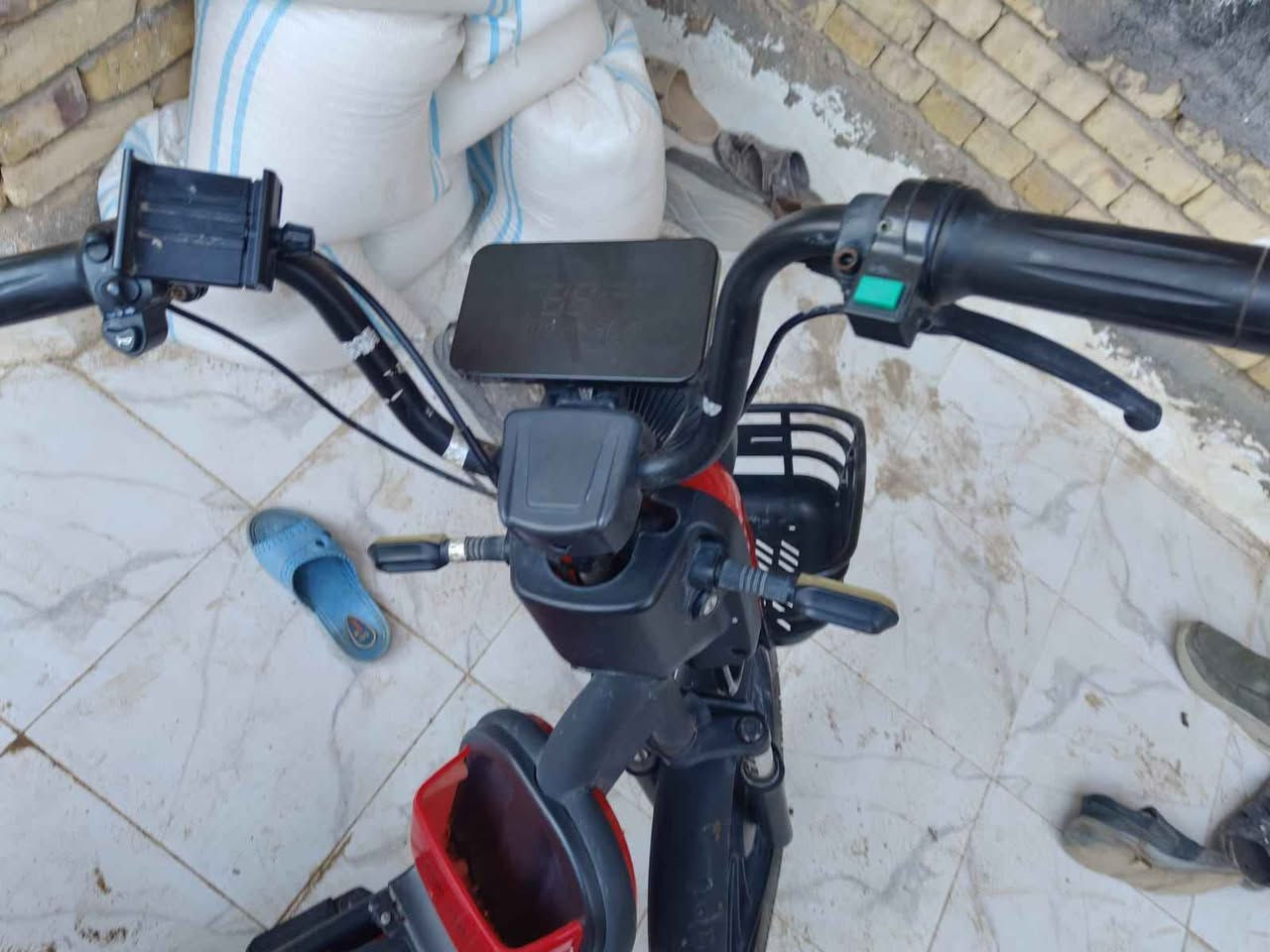 السلام عليكم 
دراجه شحن للبيع 
بيهة كم مشكله 
1 الشاحنه مالتهة عطلانه 
2قبق او الغطاء مال الدواسه الرجل مكسور كدامكم بل صوره
3الكشن الخلفي باكو مني 
4التاير الامامي يرادله تنضيف وهوة بس ما بي شي مابي بنجر يعني
 
المواصفات 
1شحن موبايل او ايشي من خلال منفذ الخاص بل ستاند
2 ستاند موبايل
3شاشه موضحه للكل شي من عطلات من سرعه من شحن
4لايت عالي ناصي 
اشاير يمنه يسرع 
هورن
 السرعه الاقصى 60 مع اربع سرع 
بريك حساس 
ملف 2000 اقوى ملف بذني الدراجات 
حجم كبير 26 
موديل 2024 دراجه متروكه حيل 
بس جديدة
للستفسار عل واتساب فقط عل رقم الاتي ***********
او علي حسابي عل ماسنجر Singapore
