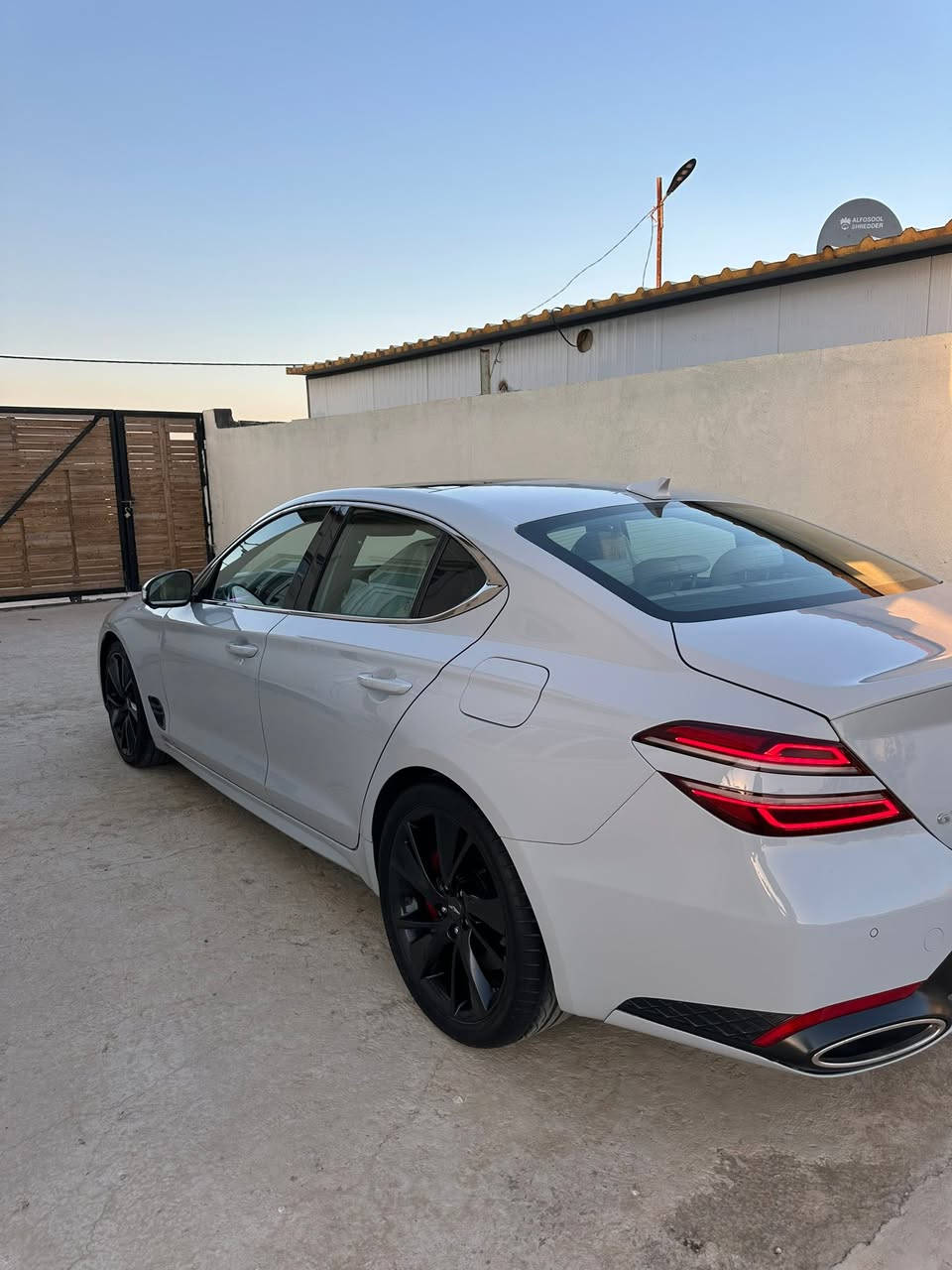 ما شاء الله تبارك الرحمن🔥🔥

‏‎
🛑Genesis G70 
‏‎الموديل: 2022
‏‎سعة المحرك :3.300 twin turbo 
‏‎اللون الخارجي : سموك
‏‎اللون الداخلي : اوف وايت 
‏‎امريكي / وارد : حادثها موضح بالصوره 
دفع رباعي 
‏‎السيارة رقم بغداد باسمي  
‏‎المواصفات:
‏‎هاند بريك إلكتروني + AUTO-HOLD
‏‎تشغيل بصمة ودخول الذكي
‏‎القيادة ذاتية
‏‎مثب السرعة الذكي
‏‎النقطة العمياء
اربع كامرات 
فتحه بانوراما 
‏‎رادار لمنع التصادم امامي وخلفي وتنبيه بالستيرن)
‏(sport+ SPORT,ECO,ECONOMY ) وضعيات القيادة
‏‎شاشة تعمل مع نظام أبل كارد بلاي واندرويد
‏‎
 تسخين تبريد مقاعد.بريكات بريمبو. السياره فول للأخير برستيج 

حاله السياره : السياره جاهزه من كلشي بدون نقص 
ممشا السياره :40 الف ميل 
السعر253
الرقم ***********
