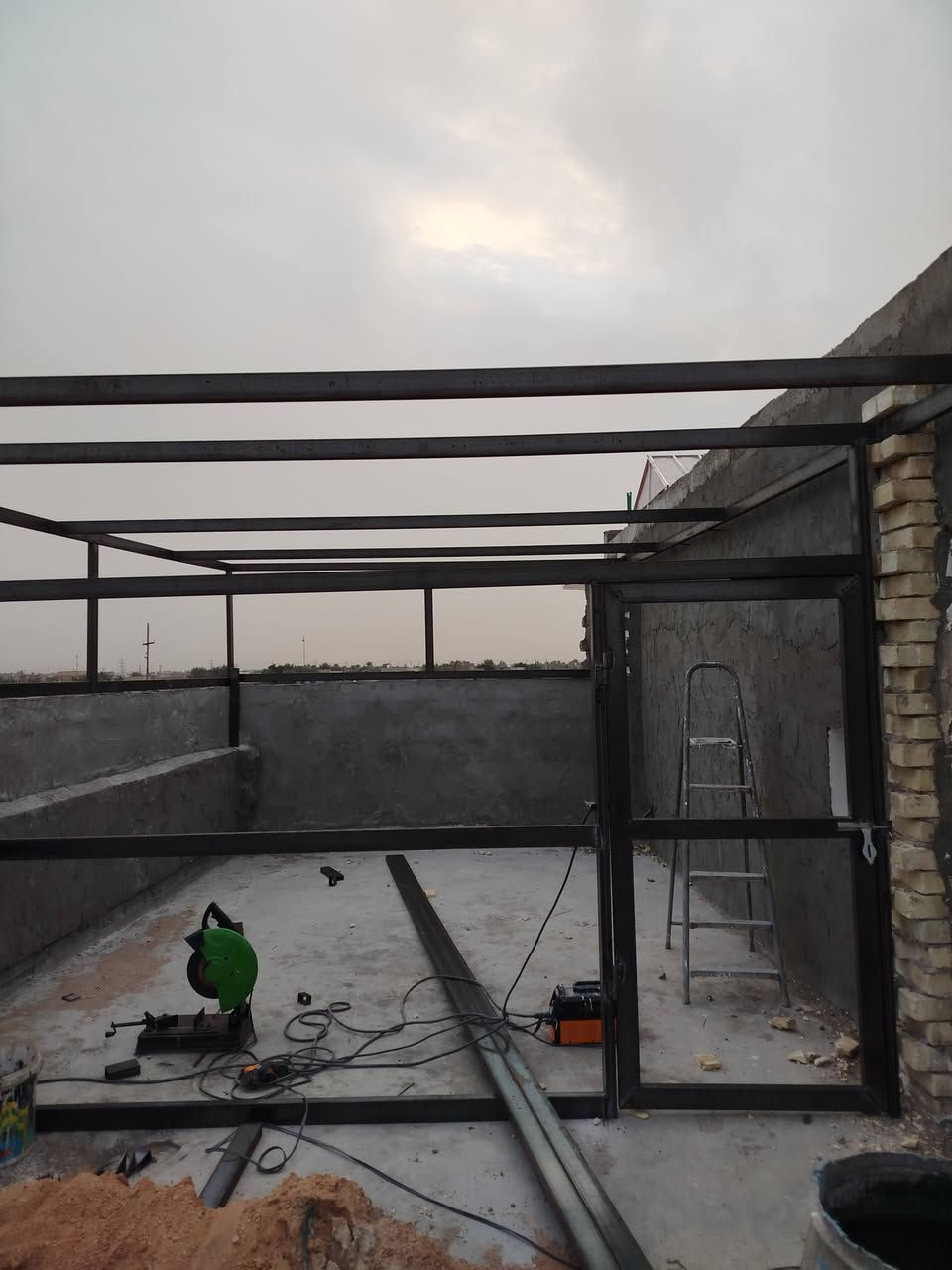 سلام عليكم اخوكم حداد متنقل وشغلي هندسي ودرجة أولى بيبان وشبابيك وسقيف كسبان وسندويج  وكفت لعمال اتصل وتدلل ***********
