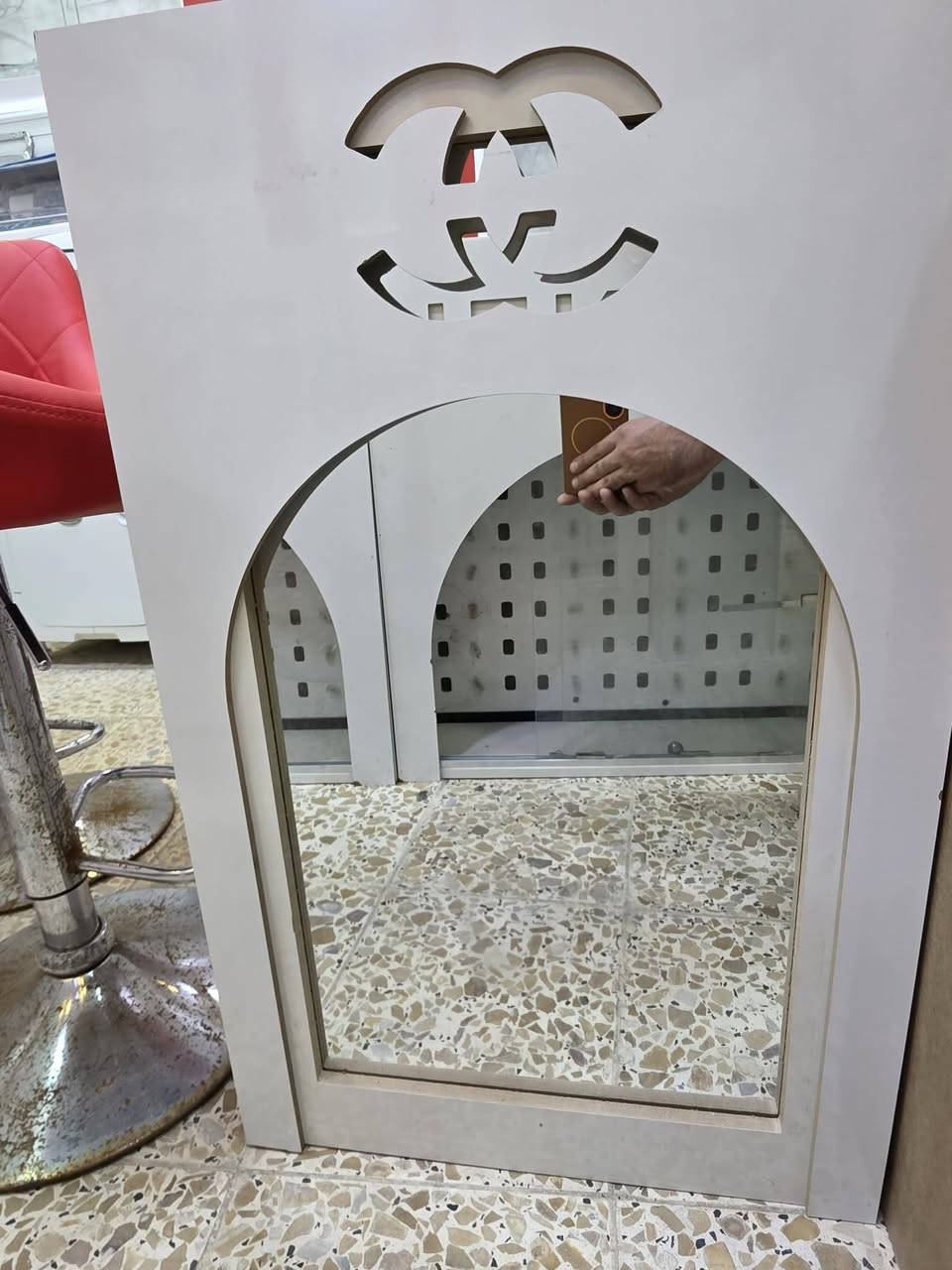 السلام عليكم يتوفر للبيع بسعر جدا مناسب العنوان بغداد المنصور ***********
