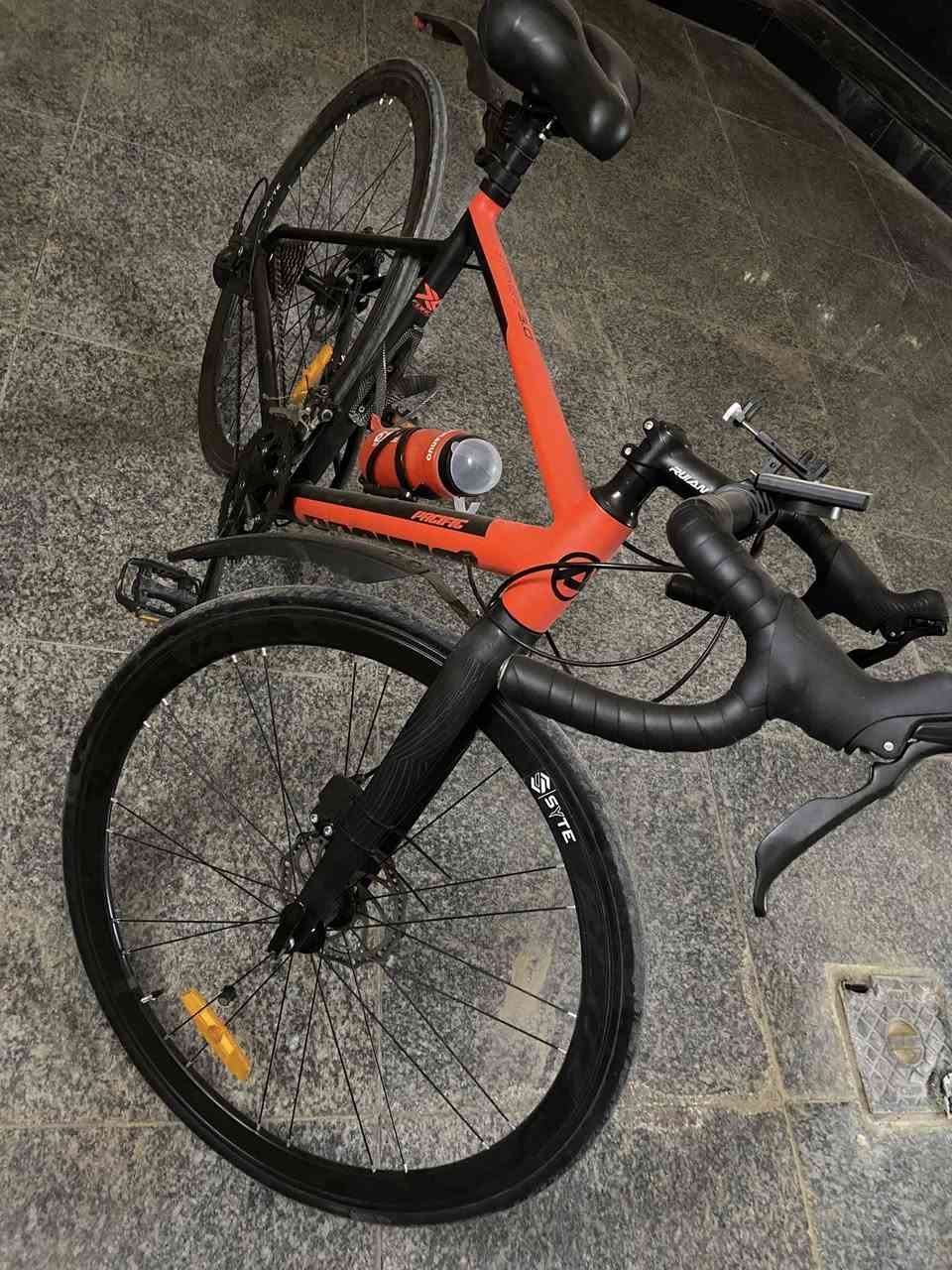 السلام عليكم بايسكل رود ماركةpaclflcجديد يجي ويا ستاند تليفون وعداد سرعة وبم نفخ وخوذه وكفوف ومطاره وجادر وجنطه وقفل 
السعر(488وبي مجال)
مكاني البصره 
واتساب:***********
