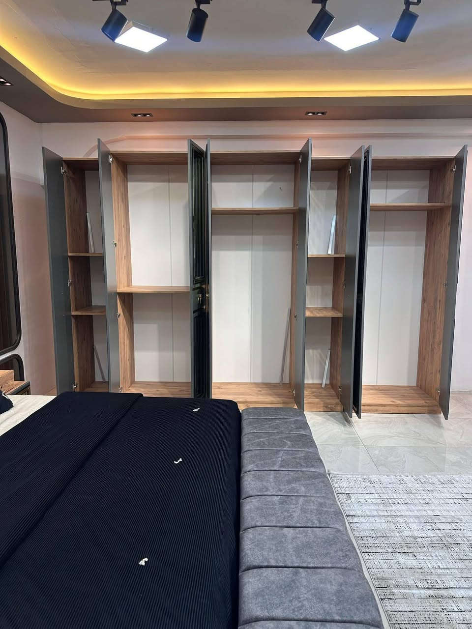 🏛️ الأناقة العصرية: موديل "ميونخ رصاصي" (MUNICH) 🏛️
حصرياً لدى جمعية التراث - الرمادي
موديل يجمع بين التصميم الألماني الحديث والمتانة الفائقة (10 قطع كاملة).
💰 تفاصيل السعر:

• نقد: 1,800,000 دينار.
• أقساط: 2,300,000 دينار.
• القسط الشهري: 140,000 دينار.

📐 أهم المواصفات:
• ◽ الكنتور: ملحق ضخم بطول 3 متر و40 سم.
• ◽ الظهر: بلوك سمك 8 ملم (أقوى وأمتن أنواع الظهر).
• ◽ السرير: مزود بـ مخزن ومساند تقوية إضافية.
• ◽ ميز التواليت: قياس ملكي (180 * 130) سم.
• ◽ الملحقات: نرمادة وسكة رادو ألماني أصلية.
• ◽ التثبيت: نظام برغي وجوي حديد 🔩.

📍 العنوان: الرمادي - التأميم - القادسية الأولى - شارع النخيل (مقابل محطة النخيل).


**إذا كنت صاحب هذا الإعلان وتريد حذفه لأي سبب، رجاءا أرسل رسالة إلى الدعم الفني**