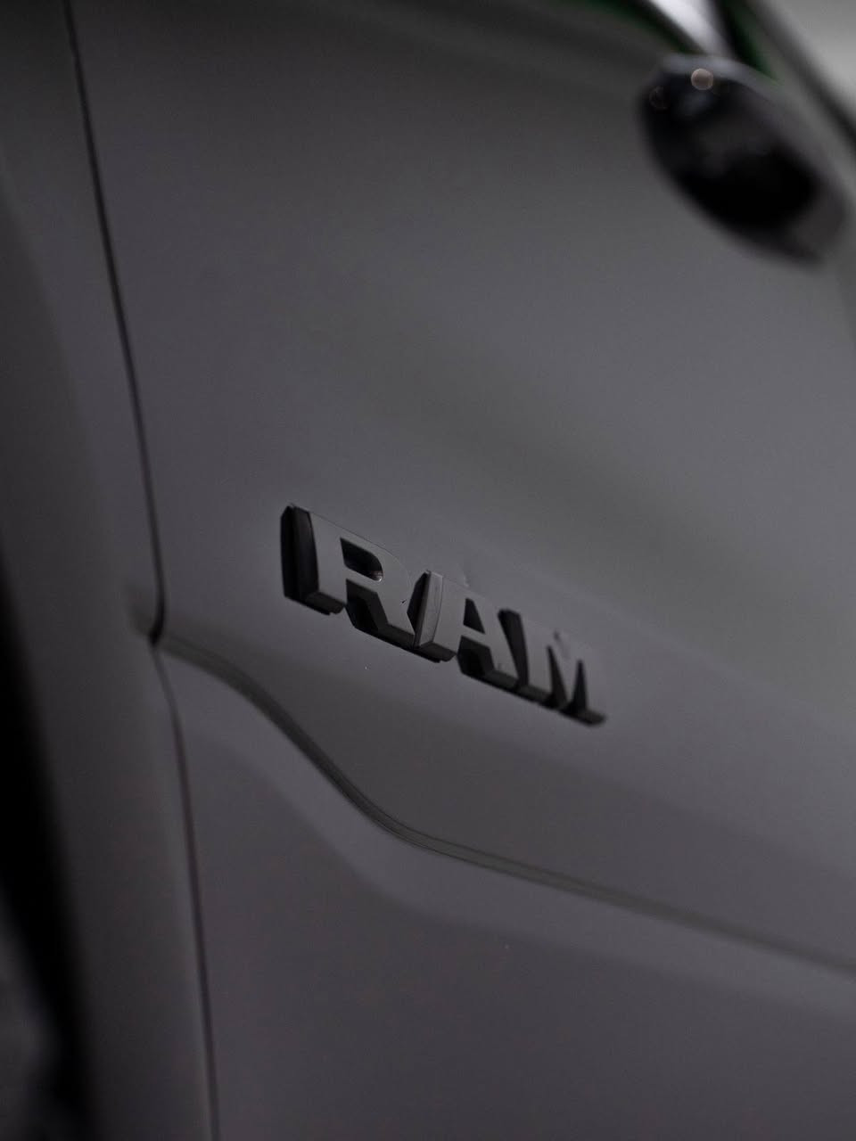 السلام عليكم اخواني رام ريبل موديل ٢٢ رقم اربيل خليجي وكالة هارلم والسيارة حاليا بعدهة بالضمان عليهة هواي إضافات من امريكا وسيارة بدون قطرة صبغ ومغلفة بشركة كاردب ببي اف ضمان ١٠ سنوات حقيقي داش كام أمامي تيزر إضافات كلش هواي بيهة السيارة جديدة بمعنا الكلمة مابيهة نقص اي شي للبيع 
السعر مع صاحب السيارة اني مجرد وسيط وهذا رقم صاحب السيارة ***********
