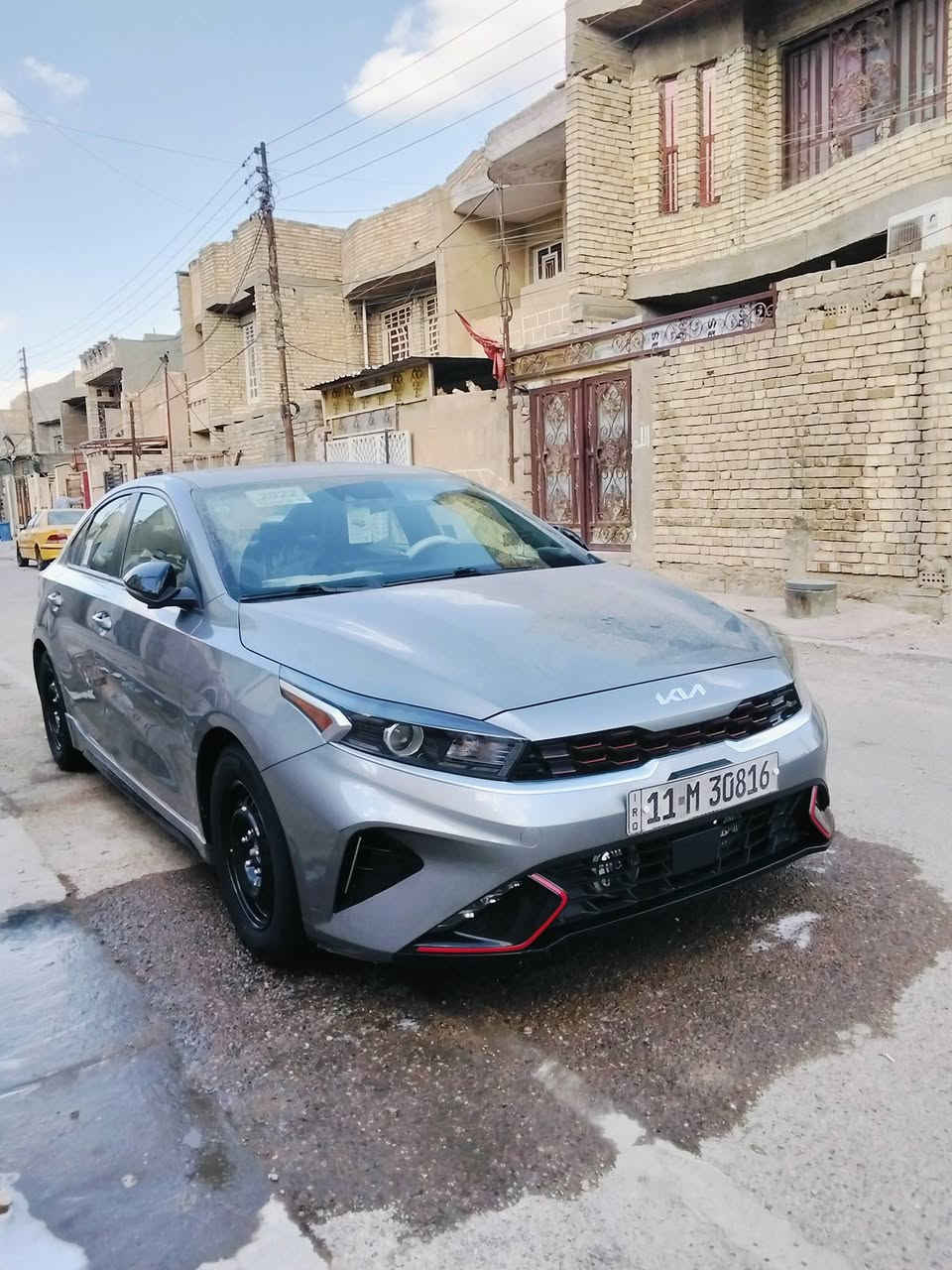 السلام عليكم
كيا فورتي 2022 جيتي لاين 

فول مواصفات للاخير 

حادثها بل منشور بدون تبديل ليبل واحد بدون أيرباك 

بدون دواخل بدون كلشي. اجه بيها كلير قطعتين من أمريكا

مكينة 2000 دوش 

مواصفاتها

فتحه 

بصمه

تشغيل عن بعد

بصمه ابواب

صندوق ذكي 

تبريد قطعتين

رادارات امامي خلفي

لد امامي نهاري وخلفي 

حساسات 

انظمة قيادة 

شاشه وكامرة 

دشبول ديجيتال

وهواي موصفات بيها معروفه هيه

بغداد بسمي سعرها 153 

مكان السياره بغداد البلديات ***********
