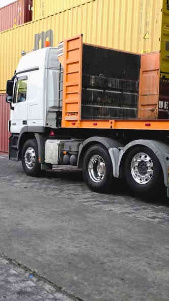 السلام عليكم سيارة للبيع اكتروس موديل 2011 سحال بلادي حجم (48 26) رقم اربيل + عربانه عمل علي الدراجي 4 محاور 14 شاصي 16 جتف 7 شريط عادل معيدي سيارة مكفوله للاستفسار *********** مكان السياره بصره اني مكلف بل نشر
