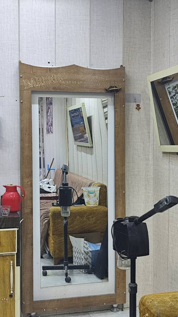 ميزين رفوف ومرايتين حلاقه مسخدمات شي قليل سعر ٢٥٠ وبيهن مجال *********** متوفر واتساب
