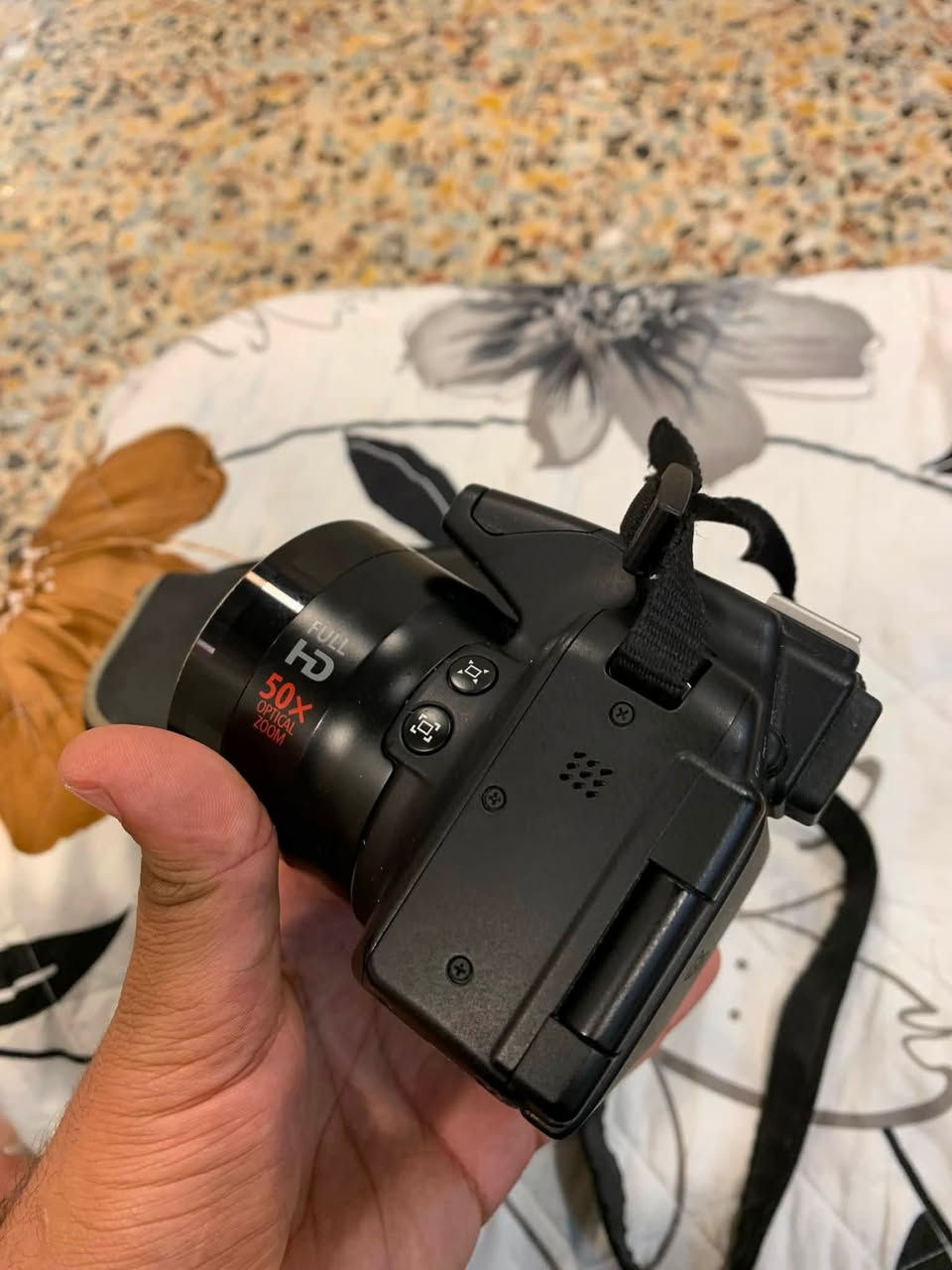 السلام عليكم للبيع كامرة 
 Canon PowerShot SX50 
الكامرة كلش نضيفه او جنطتها وياها السعر 230 الف او بيها مجال عنواني بغداد الشعلة الرقم للتواصل ***********
