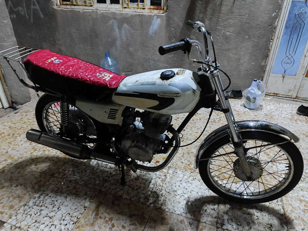 سلام عليكم 
دراجه ايراني مثل ماواضح بصور مكاني قضاء القرنه الشرش شارع البريد سعر 375 الشراي يخابرني على هذا رقمي *********** البصرة, العراق
