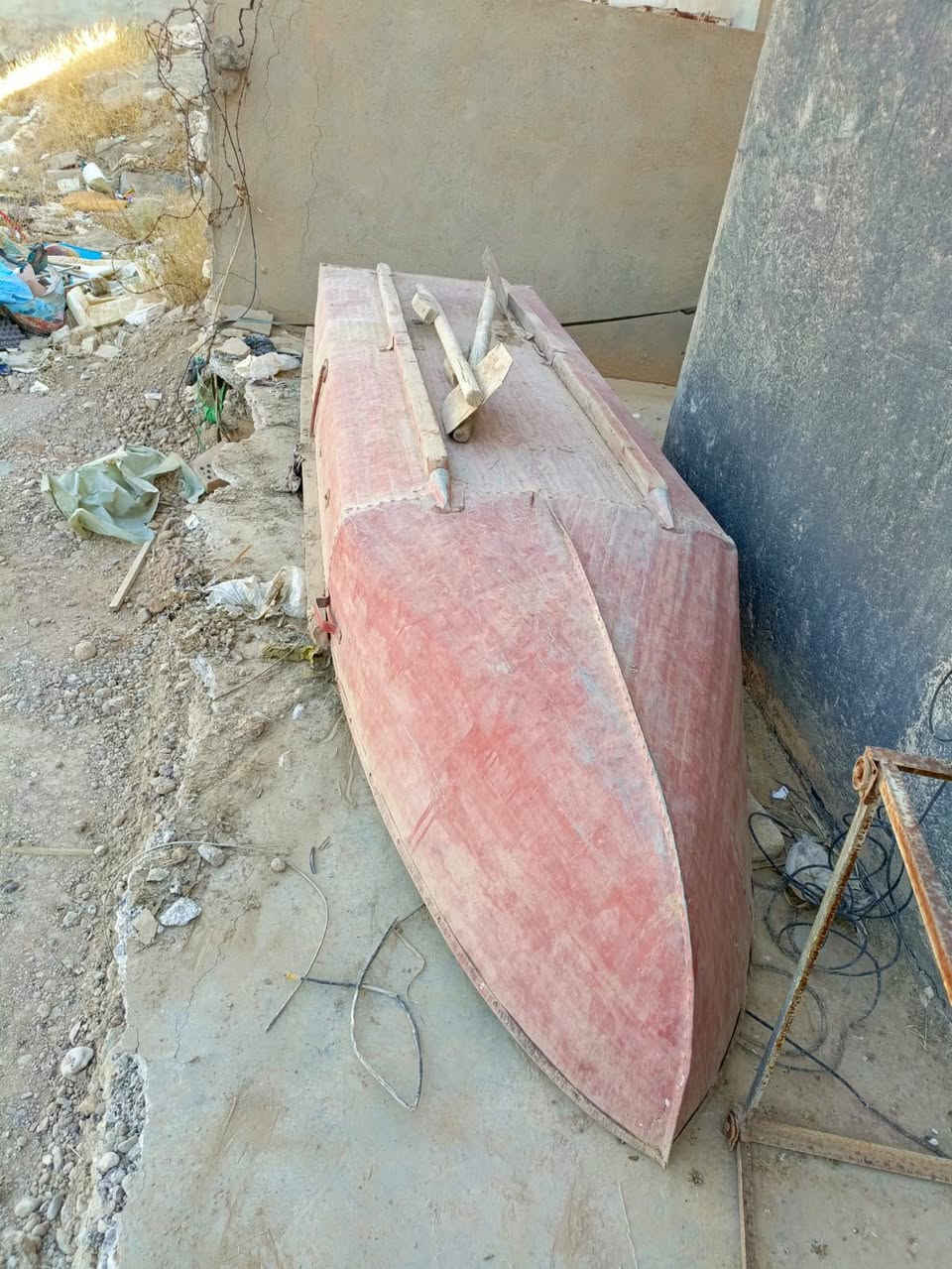 قارب للبيع مصبوغ صبغ اساس يتسع ثلاث اشخاص عمل خليل      الحسيني للاستفسار اتصل على الرقم ***********
