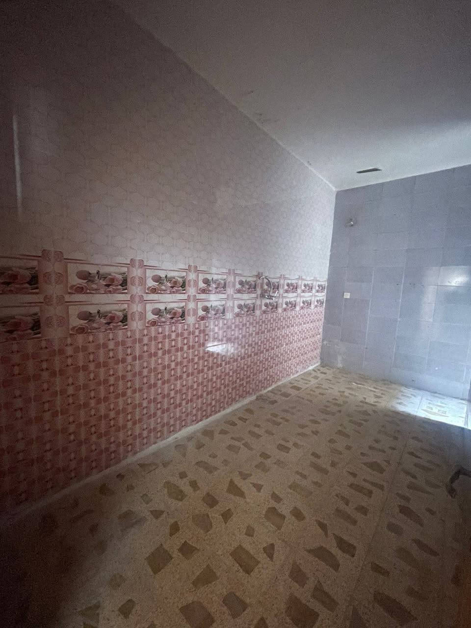 مشتمل للأيجار بي ٣ غرف نوم وهول ومطبخ وصحيات بيت نضيف ممحتاج كلشي بدون كراج ولا حديقة الموقع مجمع اليرموك على شارع ٦٠ قرب الصيدلية السعر نهايتة ٢٥٠ للاستفسار الاتصال ***********
