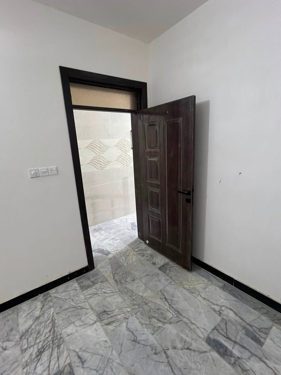 عقار 🏡 للبيع ✅طابق ونص🏠الموق حي لاعلام قرب مدرسه التعاون
بيت للبيع المساحه  100متر للبيع 

يحتوي على 2غرف نوم / +صاله الخطار /

حمام ارضي  + حمام طابق اول :

حوليه كبيره مفتوحه /

مطبخ حار ⏲️🧑‍🍳✅

  

🚪 ابواب كلها تركي ✅ +باب صاله قاصه ✅

***********📞

***********📞

*********** وتساب ☎️

