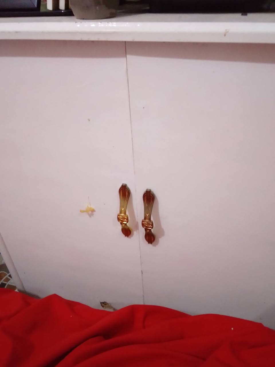 سلام عليكم عندي غرفه اخشاب للبيع مستعمله اربع اشهر وسعره مليون وبيهه مجال اتواصل واتساب ***********
