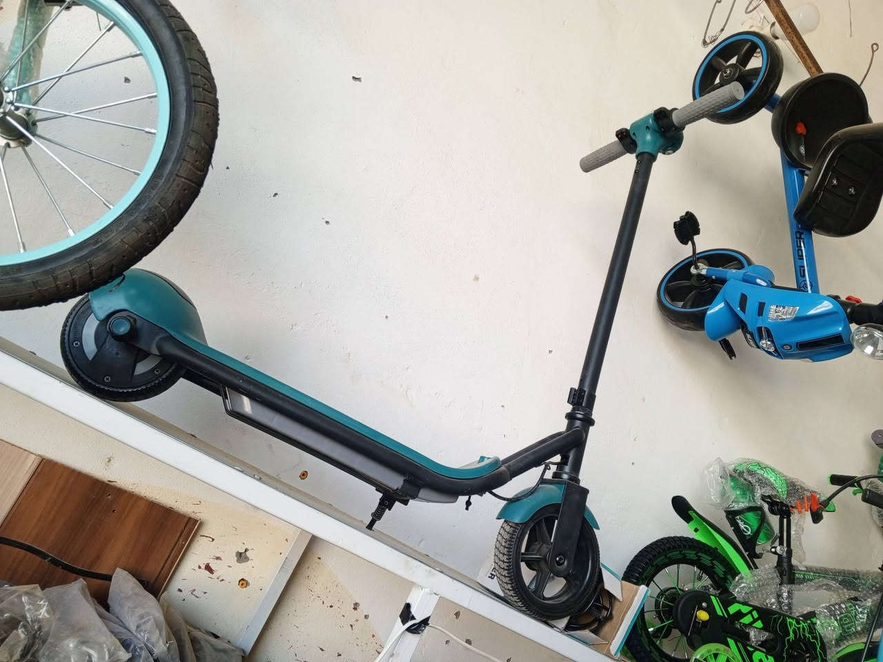 اسلام عليكم سكوتر شحن جديد مامستخدم  للبيع سعر 100بطاريه ليثيوم سرعه 25 بلاتوث رقم الهاتف ***********
