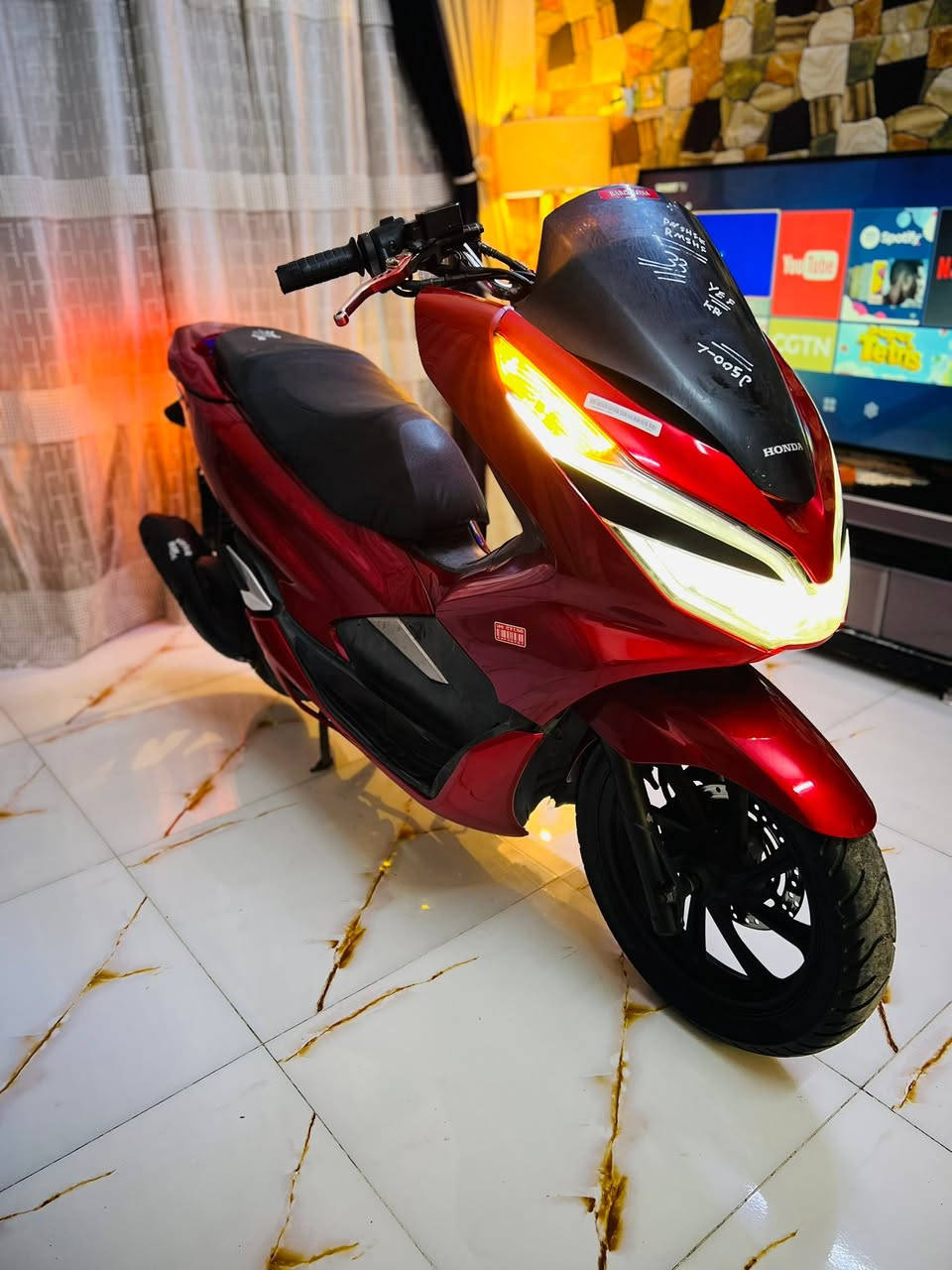 السلام عليكم دراجه PCX ياباني الجيل الثالث للبيع مكينه 150 حساس ازدحام بصمة دكمتين ياباني الاصلي دراجه مكفولة كفاله عامه مال جناي مكينه برغي ممفتوح بيه شلعه معدل فول ماشي 1000 حقيقي السعر مليون 850بيه مجال بسيط عنواني بغداد للاستفسار ***********

