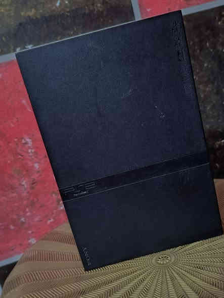 للبيع بليستيشن 2 سلم 
ويا يدتين وحده اصلية و ثانية تجارية مع الميموري و الفلاش يحتوي على 81 لعبه 
السعر 40 الف 
للتواصل ***********
