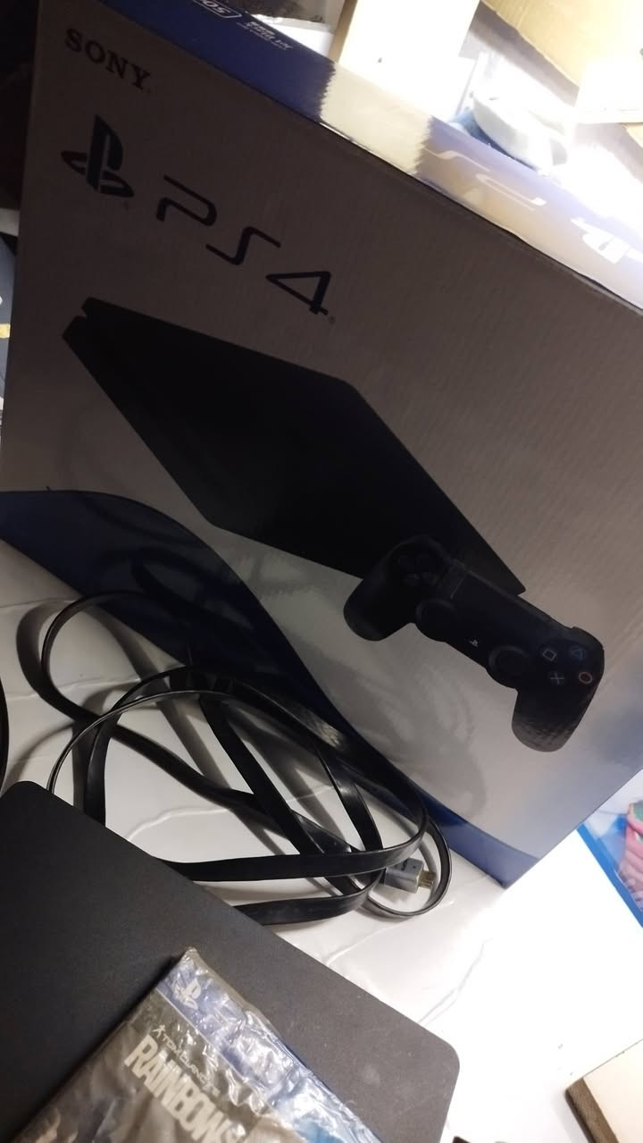 جهاز بلايستيشن 4 سلم اخو الجديد 1 تيرا وويا قرص
 الجهاز ما مفتوح ابد افحص و شوف 
يجي ويه الجهاز كيبل Hd اصلي طويل 
و قرص ريمبوسكس نضيف ما بي ولا شخط 
و كيبل شحن طويل لليده
ويده اصليه ما مصلحه ابد 
الجهاز مال جناي يعني ما تعبان ابد 
وياه كارتون 
نظام الجهاز 13.04 
الجهاز تاخذه و تنام ما تفكر ب اي شي 
السعر 255 وبي مجال بسيط حگ الجيه 
متواجد وتساب فقط
الموقع-البصرة الجبيلة
 ***********-0772344520

