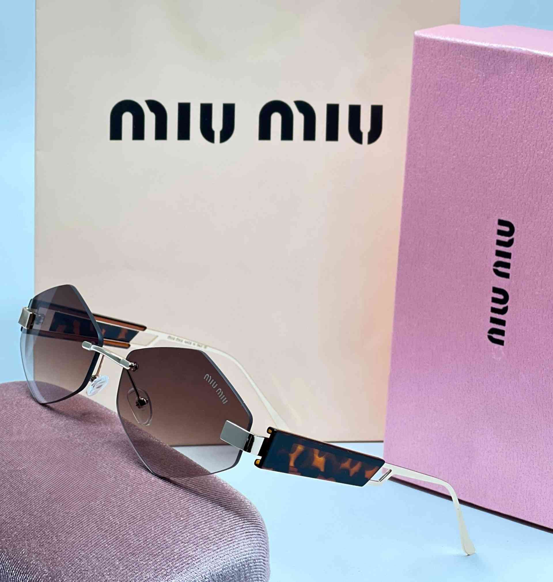 دكةّ الساعچـي 🕶️⌚️
.
Miu Miu، الدار الإيطالية التي حولت النظارة من أداة إلى بيان أزياء. كل إطار يحمل روح الفتاة الجريئة التي تعرف ما تريد — بدون إطار يحدها، وبدون لوغو يصرخ، لأن الأصل يُعرف من بعيد.
.
📦 كل قطعة تجيك مع:
◽️ علبة Miu Miu الوردية الأيقونية
◽️ كيس مخمل مع بطاقة اللوغو
◽️ كيس التسوق الكريمي
.
متوفر الان لدى الساعچي 🕶️
للحجز والاستفسار دايركت او على الواتساب 📲
توصيل لجميع المحافظات 🚚
#العراق #reels #trending #viral #luxury.   دكّة الساعچي


**إذا كنت صاحب هذا الإعلان وتريد حذفه لأي سبب، رجاءا أرسل رسالة إلى الدعم الفني**