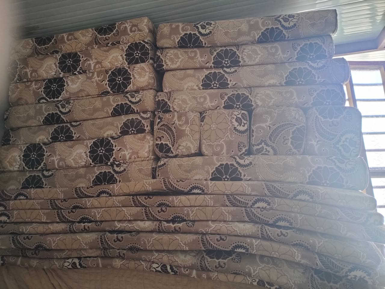 السلام عليكم ديوان نضيف للبيع  السعر 250 او بي مجال ***********
